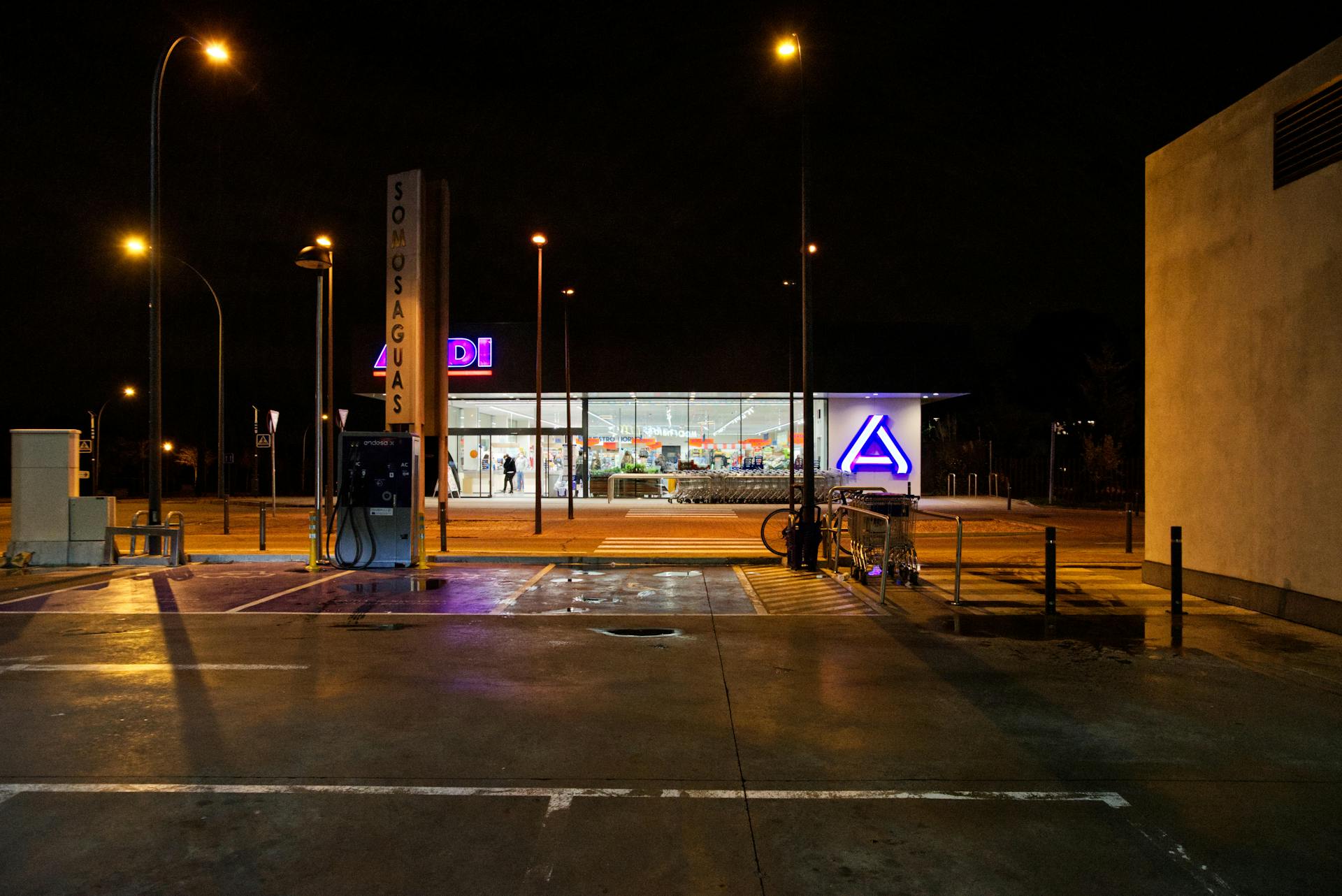 Parkplatz eines Lebensmittelladens | Quelle: Pexels