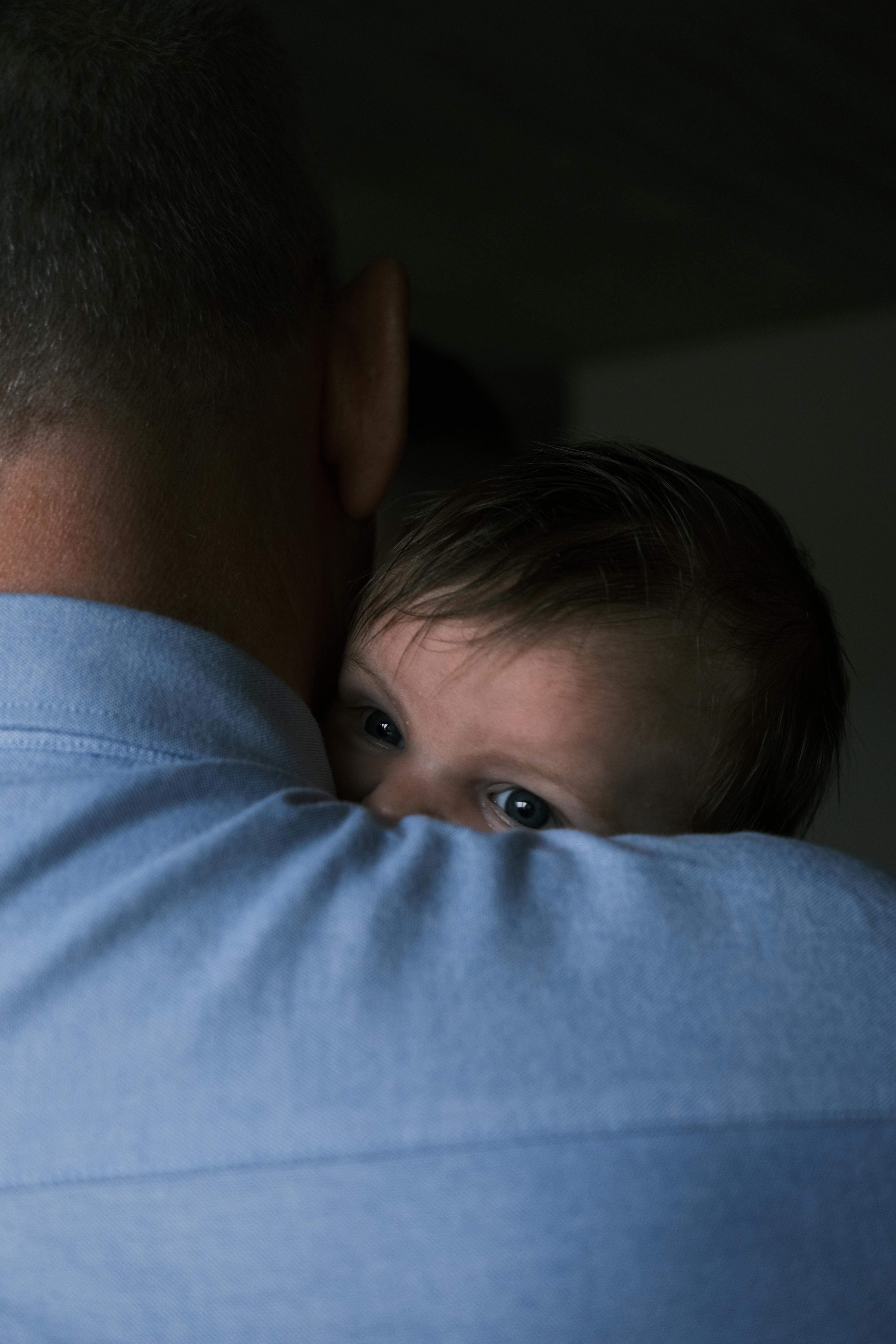 Vater hält sein Kind | Quelle: Pexels
