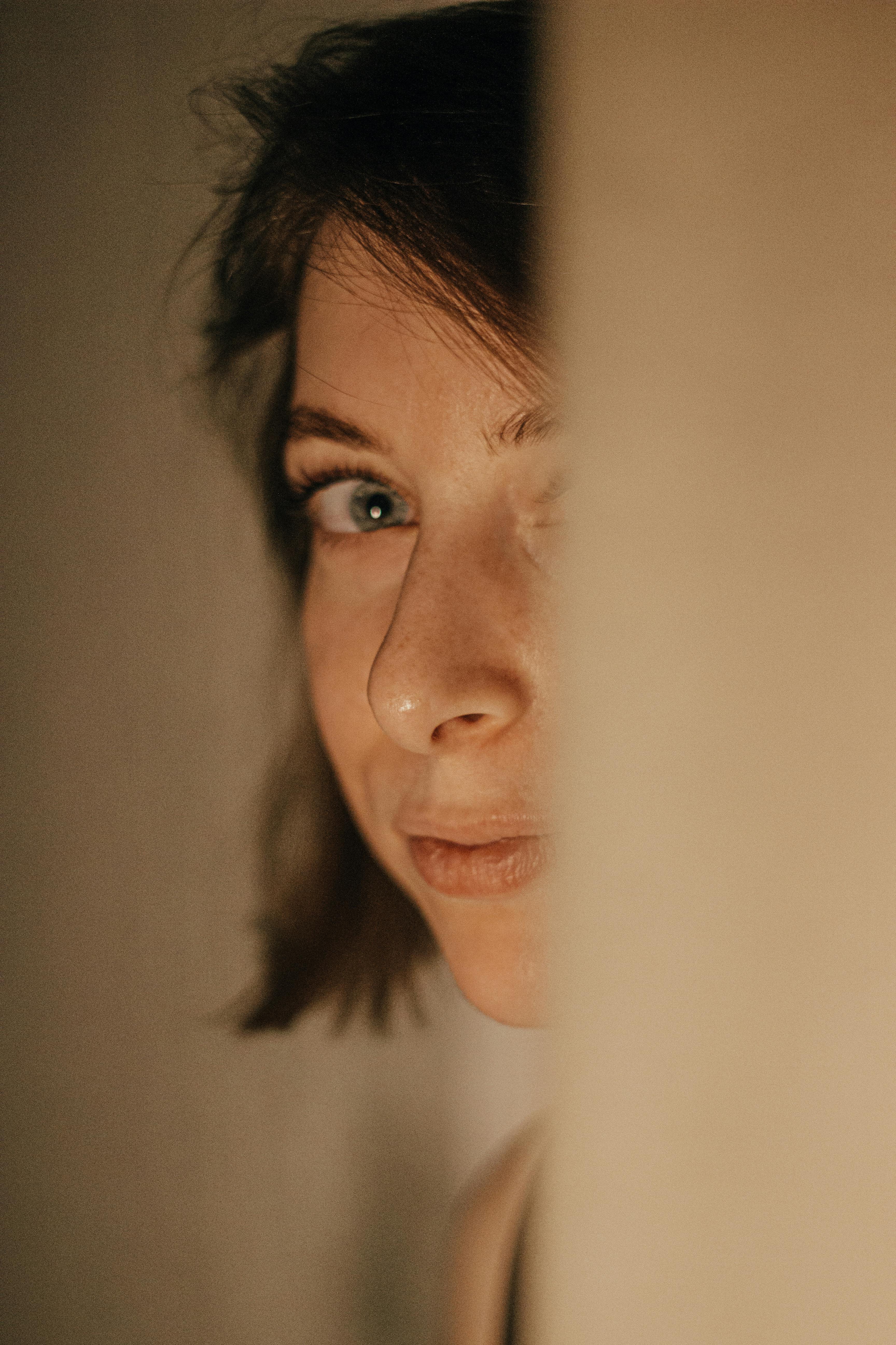 Eine Teilansicht des Gesichts einer ernsten Frau | Quelle: Pexels