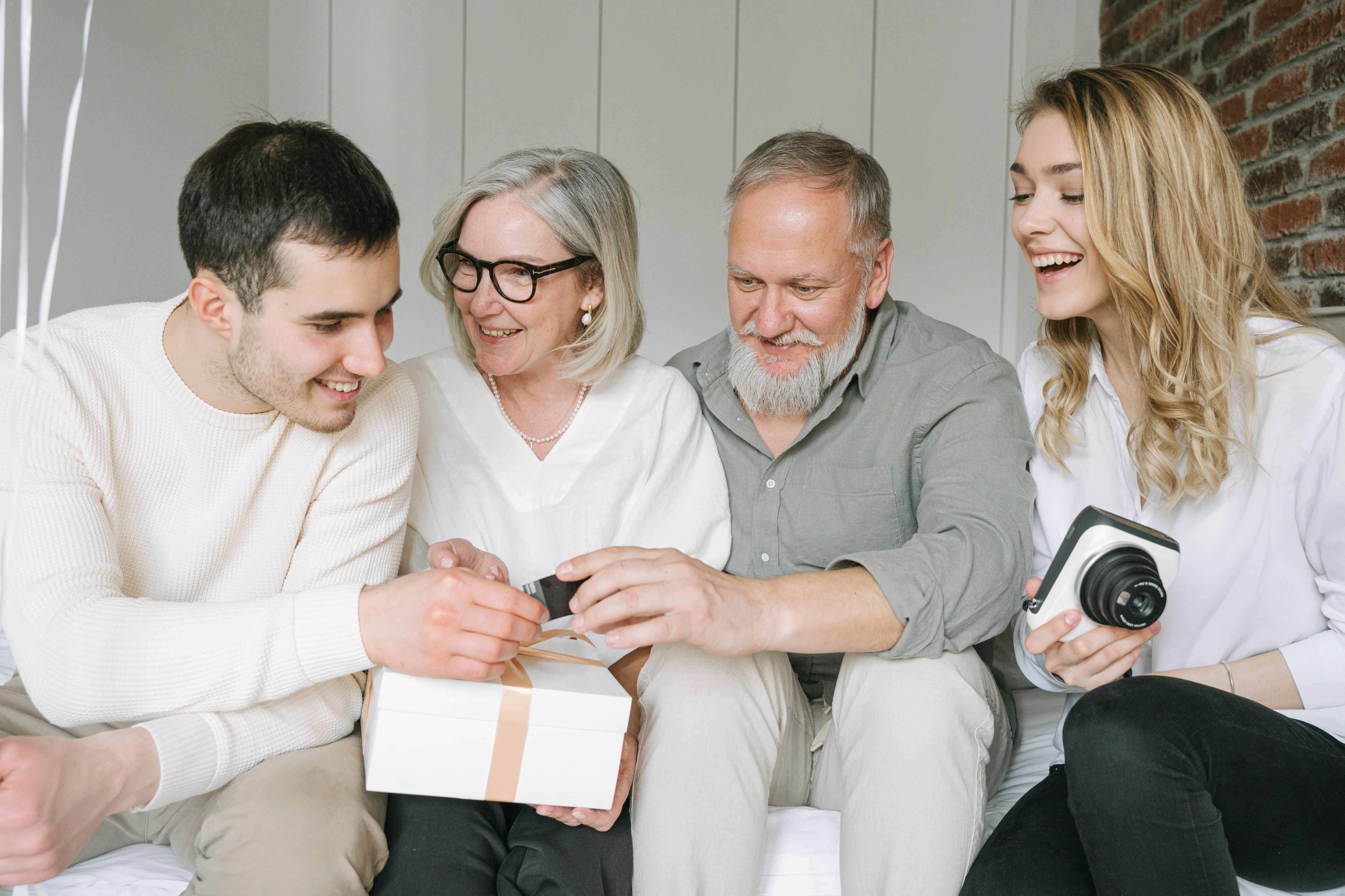 Menschen beim Betrachten eines Fotos | Quelle: Pexels