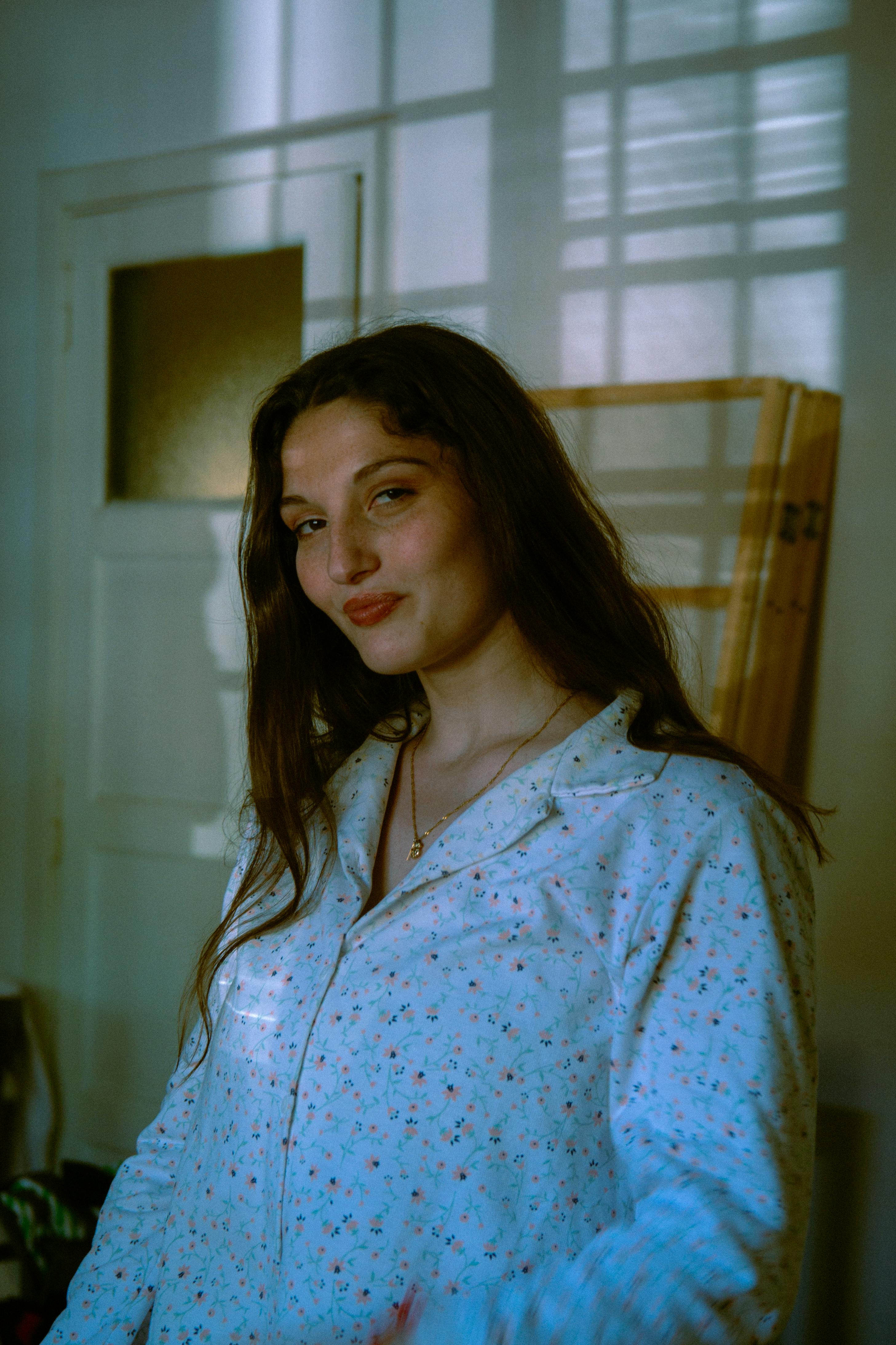 Eine glückliche Frau lächelt | Quelle: Pexels