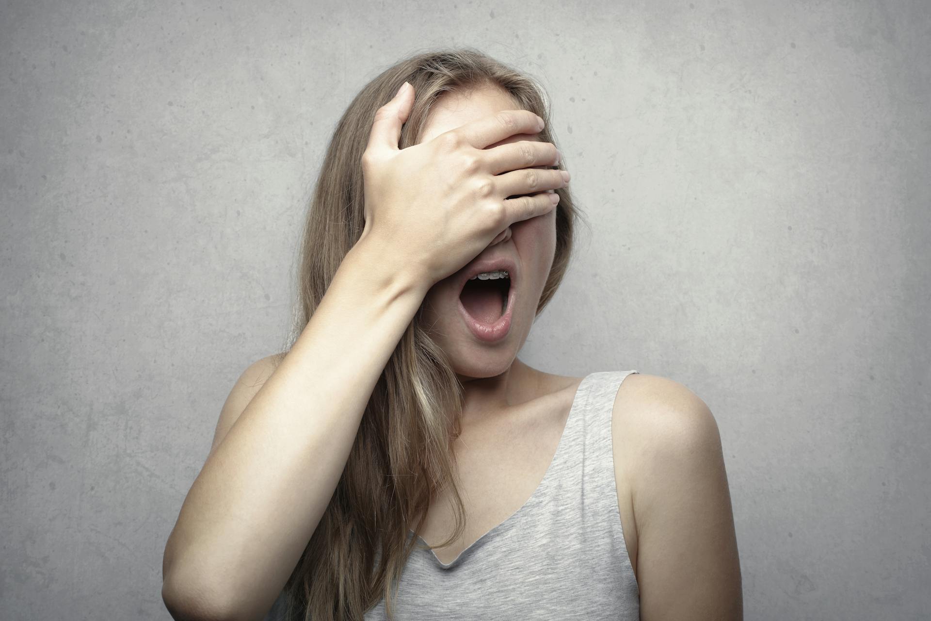 Eine frustrierte Frau, die sich den Kopf hält | Quelle: Pexels