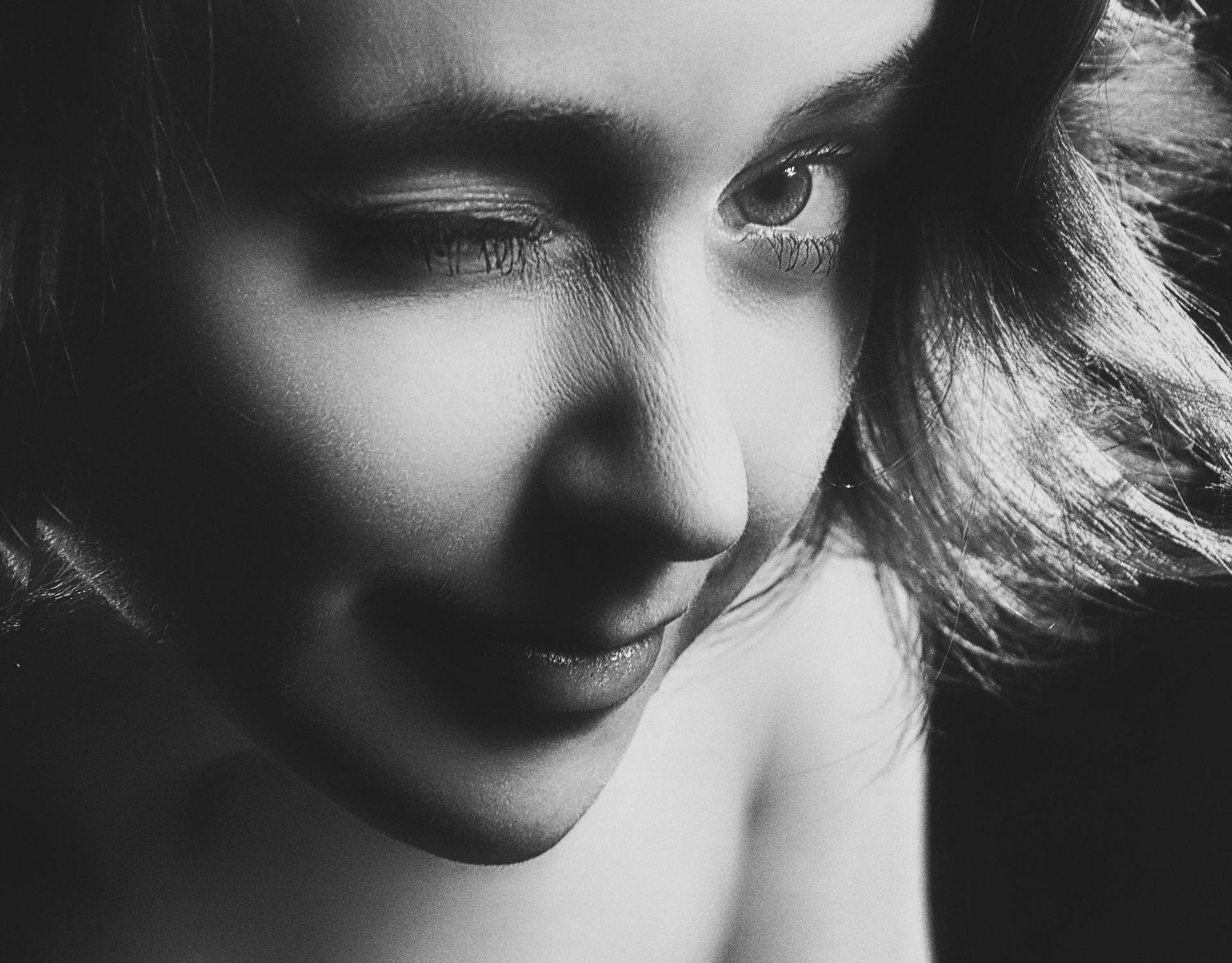 Mrugająca kobieta | Źródło: Pexels