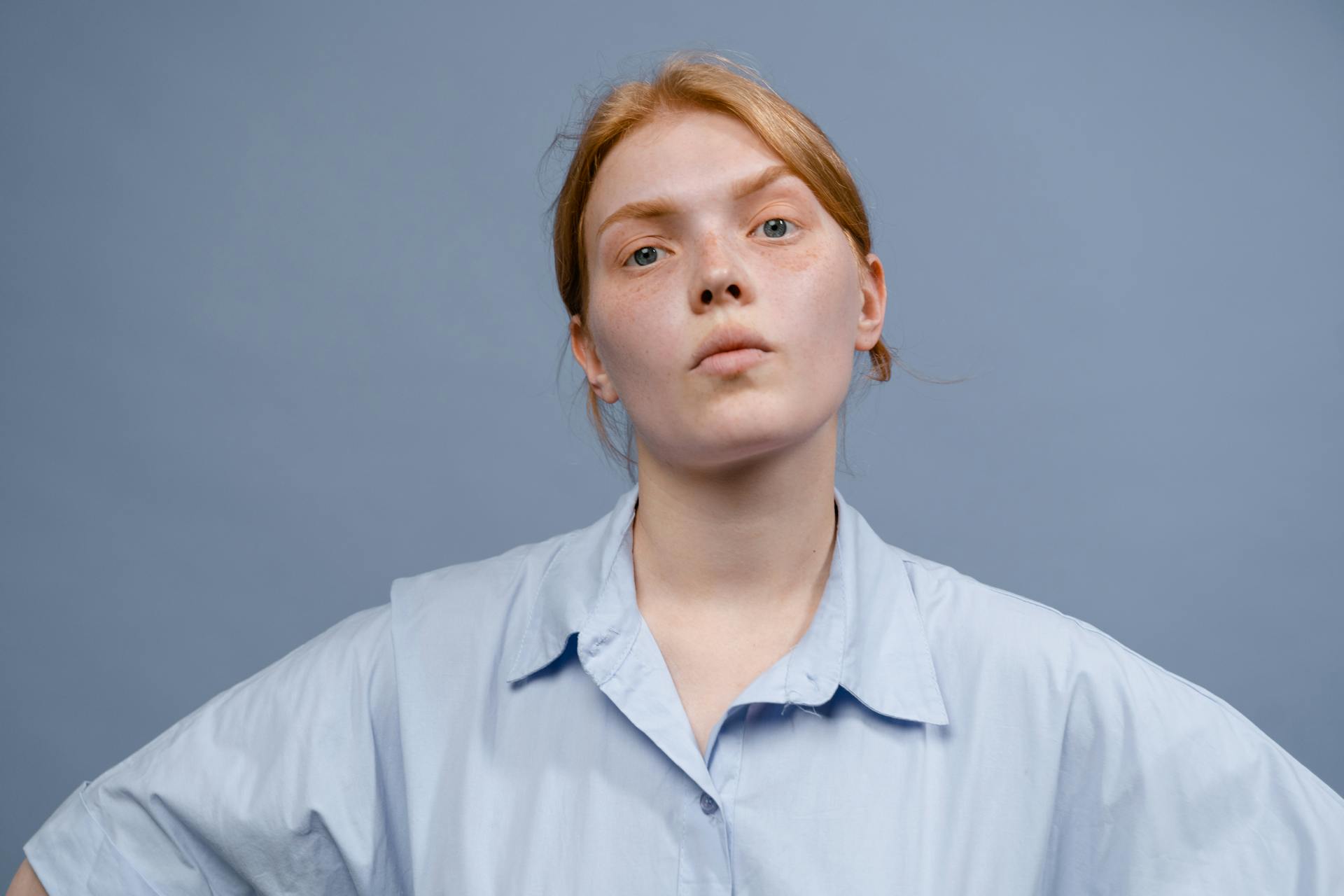Eine Frau mit einem wütenden Gesichtsausdruck | Quelle: Pexels