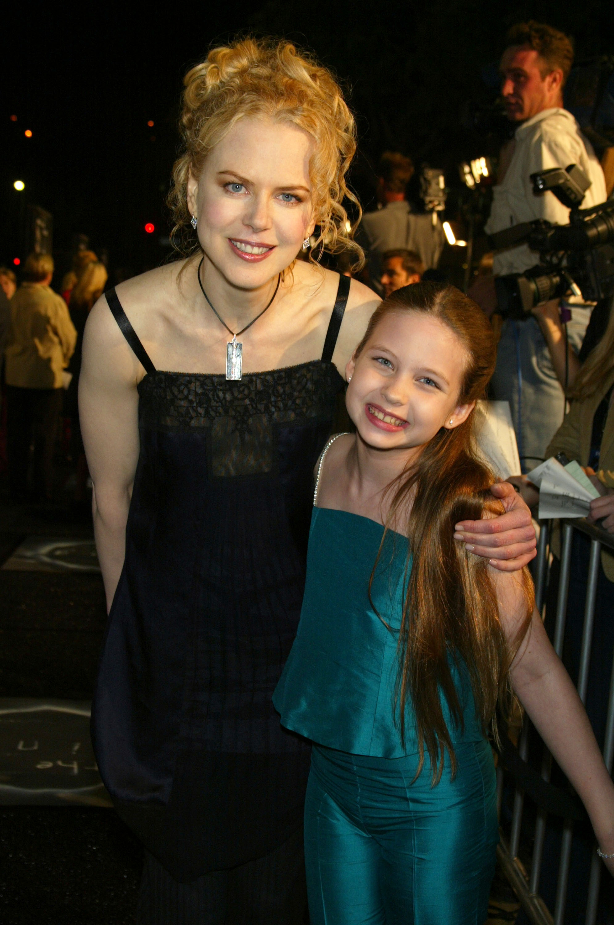 Nicole Kidman posiert mit Daveigh Chase bei der Premiere von „The Ring“ in Westwood, wo die junge Schauspielerin dem Publikum ihre gruselige Darstellung der Samara Morgan präsentierte. | Quelle: Getty Images