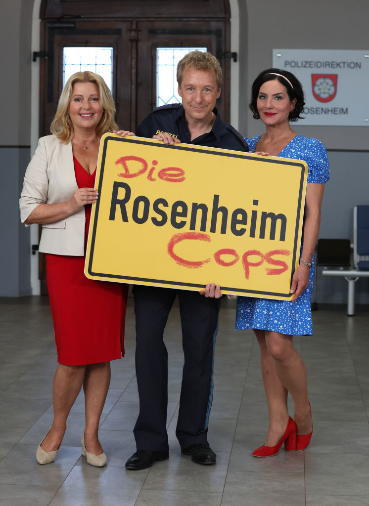 14. Oktober 2023, Bavaria, München: Karin Thaler (v. l. n. r.), Max Müller und Marisa Burger bei einem Fotoshooting für die Fernsehserie „Rosenheim Cops“ auf dem Gelände der Bavaria Film. | Quelle: Getty Images