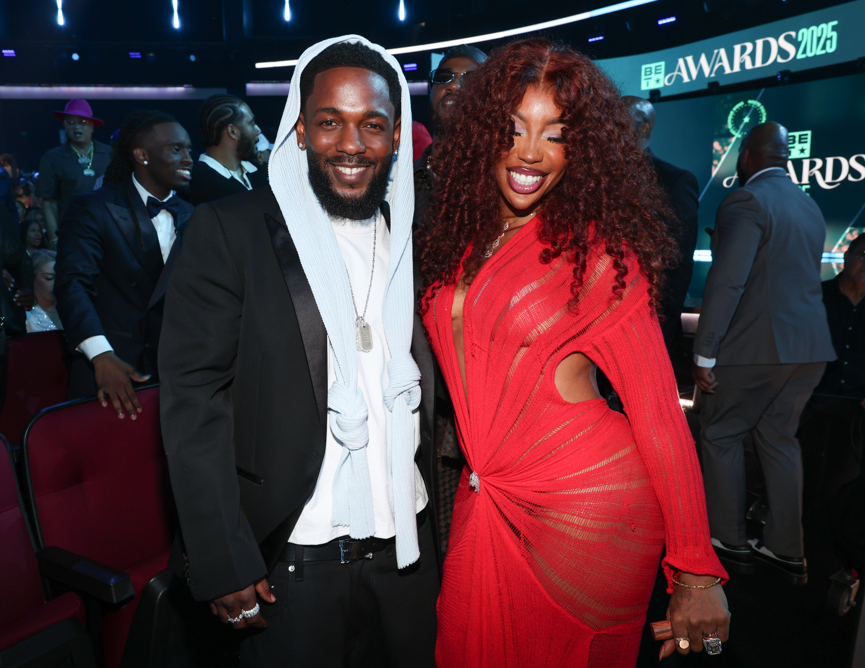 Kendrick Lamar posiert mit SZA bei den BET Awards 2025, wo die beiden für ihren Song Preise abräumten