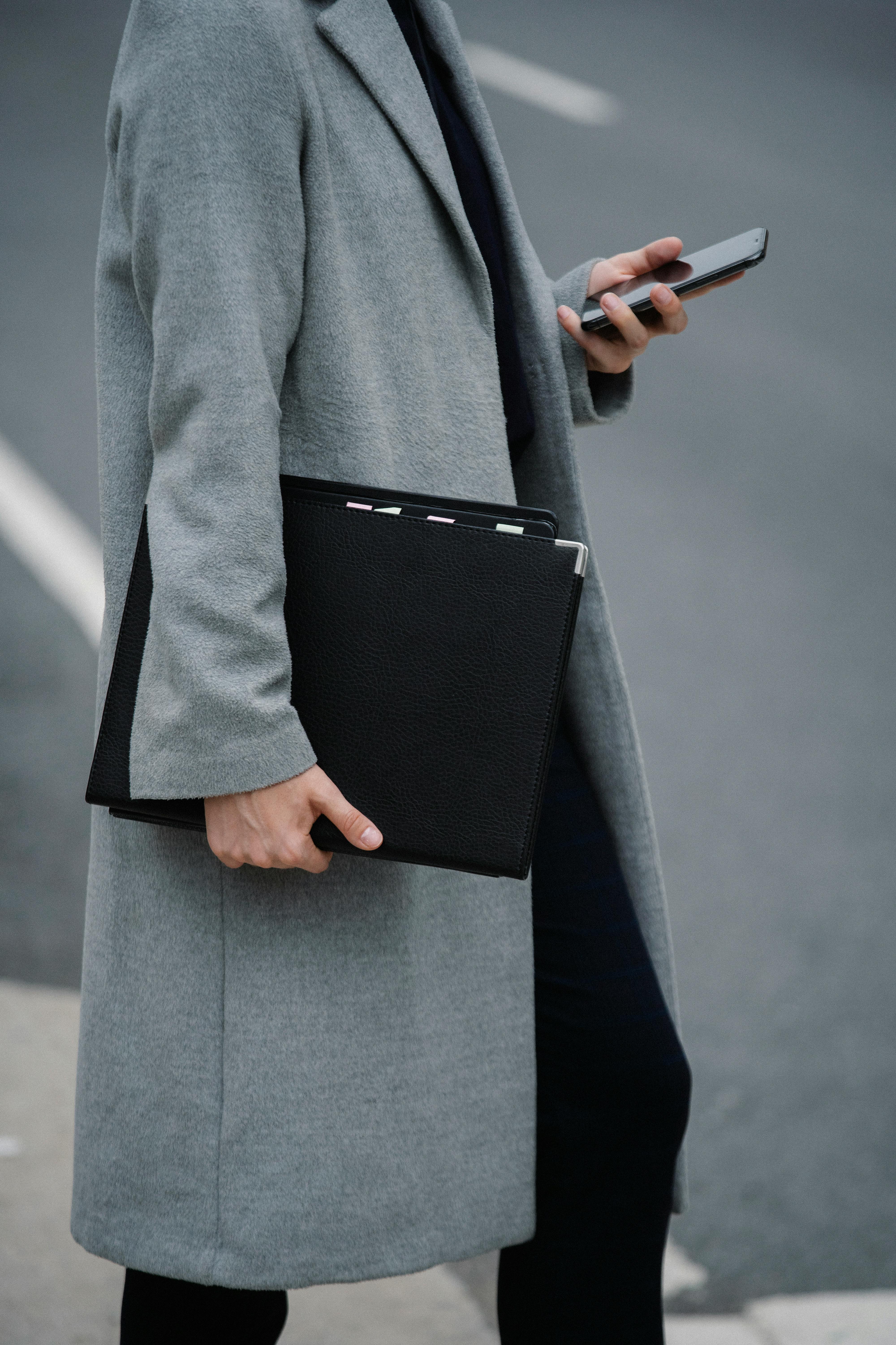 Eine Frau, die ihr Telefon benutzt | Quelle: Pexels