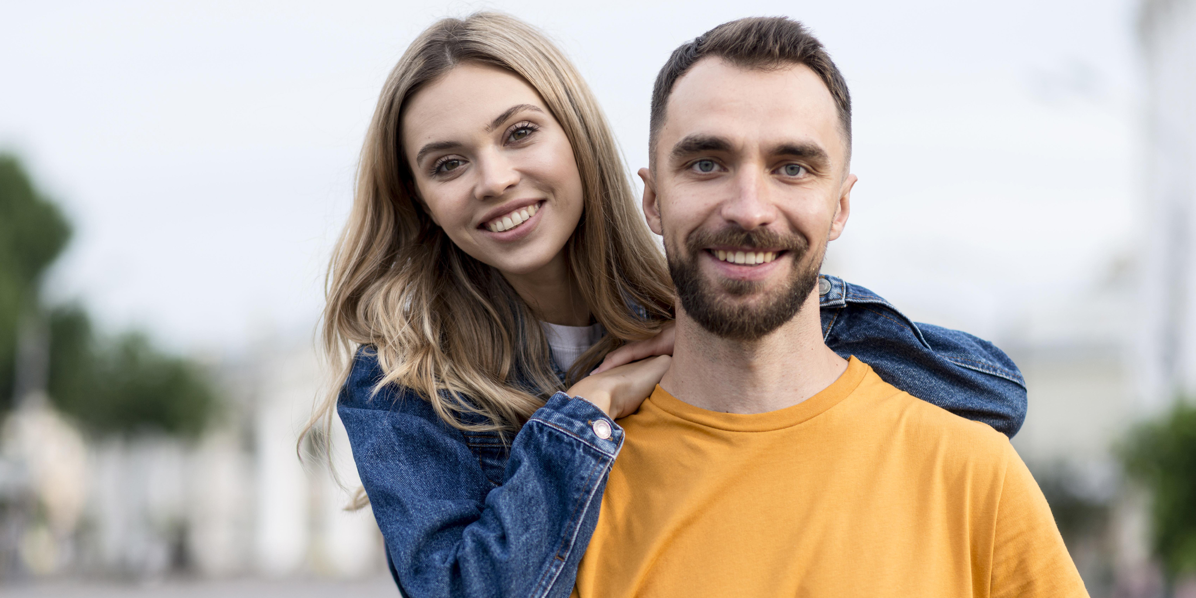 Ein lächelndes Paar | Quelle: Freepik