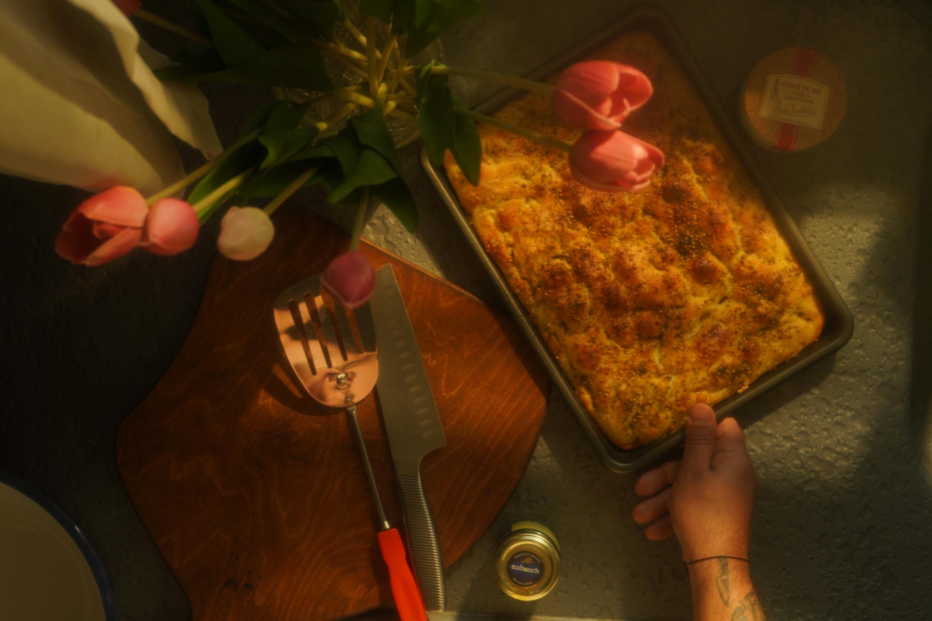 Pfirsichkuchen auf einem Tablett serviert | Quelle: Pexels