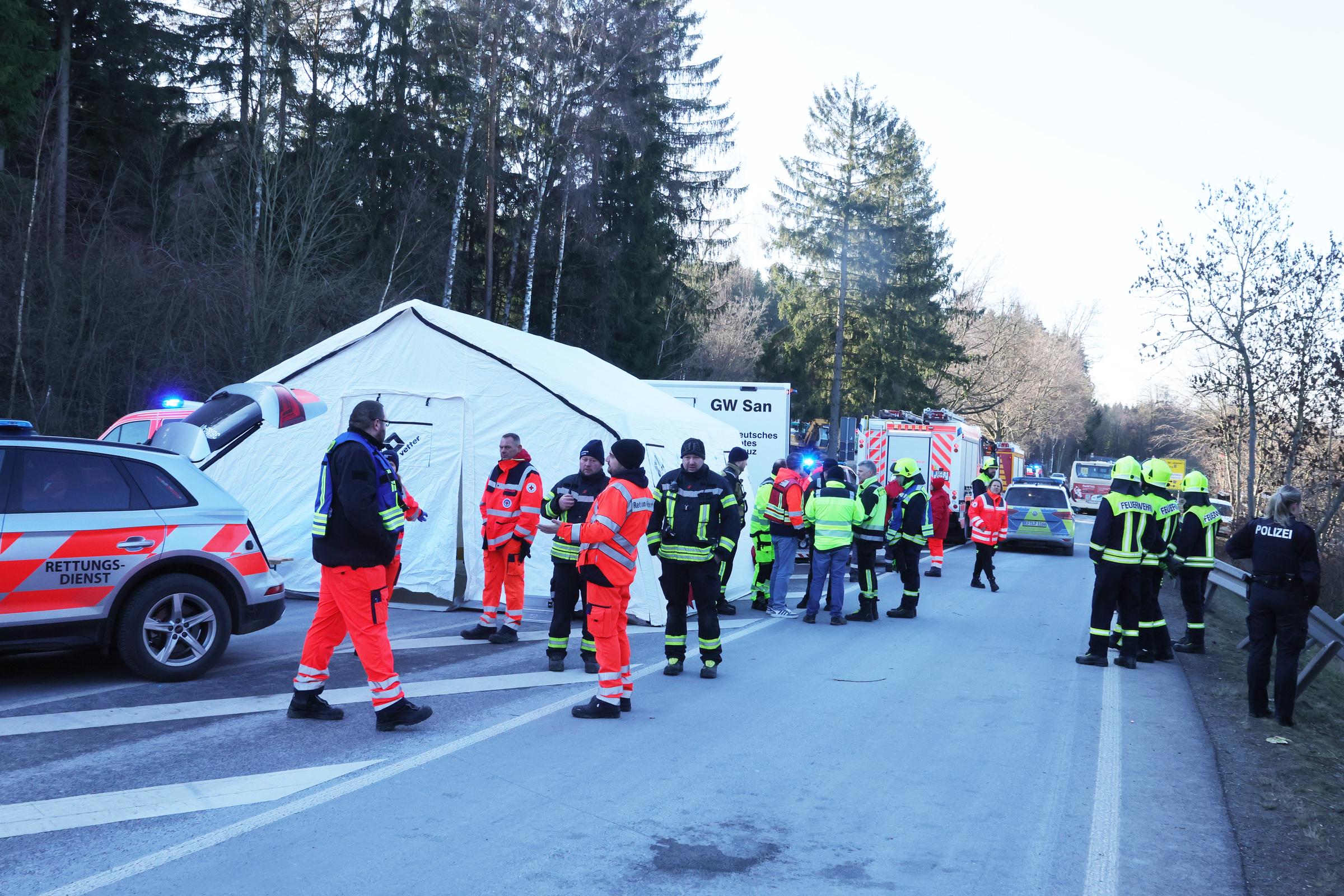19. Januar 2026, Thüringen, Schleiz: Rettungskräfte von Polizei und Feuerwehr sind nach einem Busunfall mit mehreren Verletzten auf der Auffahrt zur Autobahn A9 im Einsatz. | Quelle: Getty Images