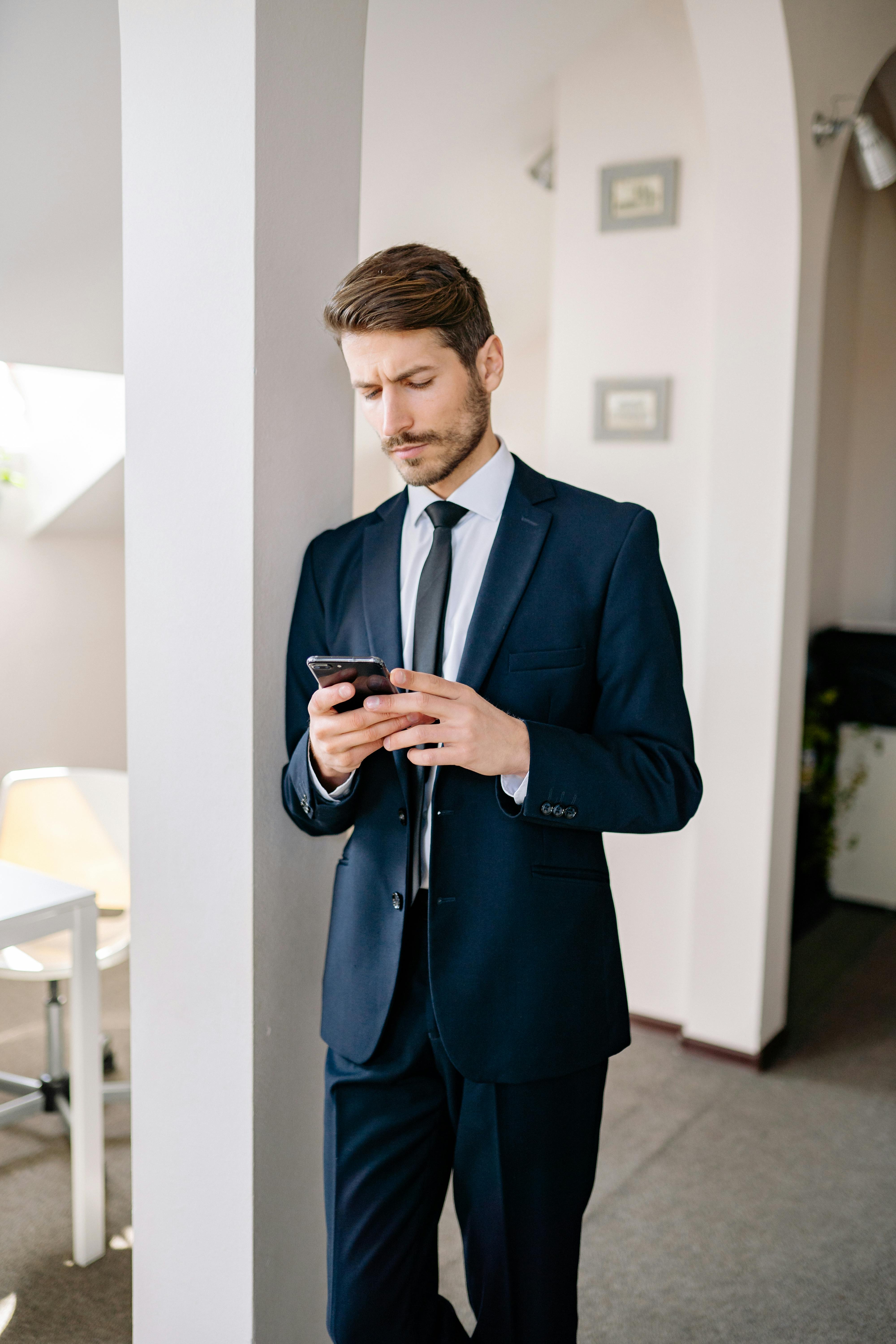 Mann, der sein Telefon benutzt | Quelle: Pexels