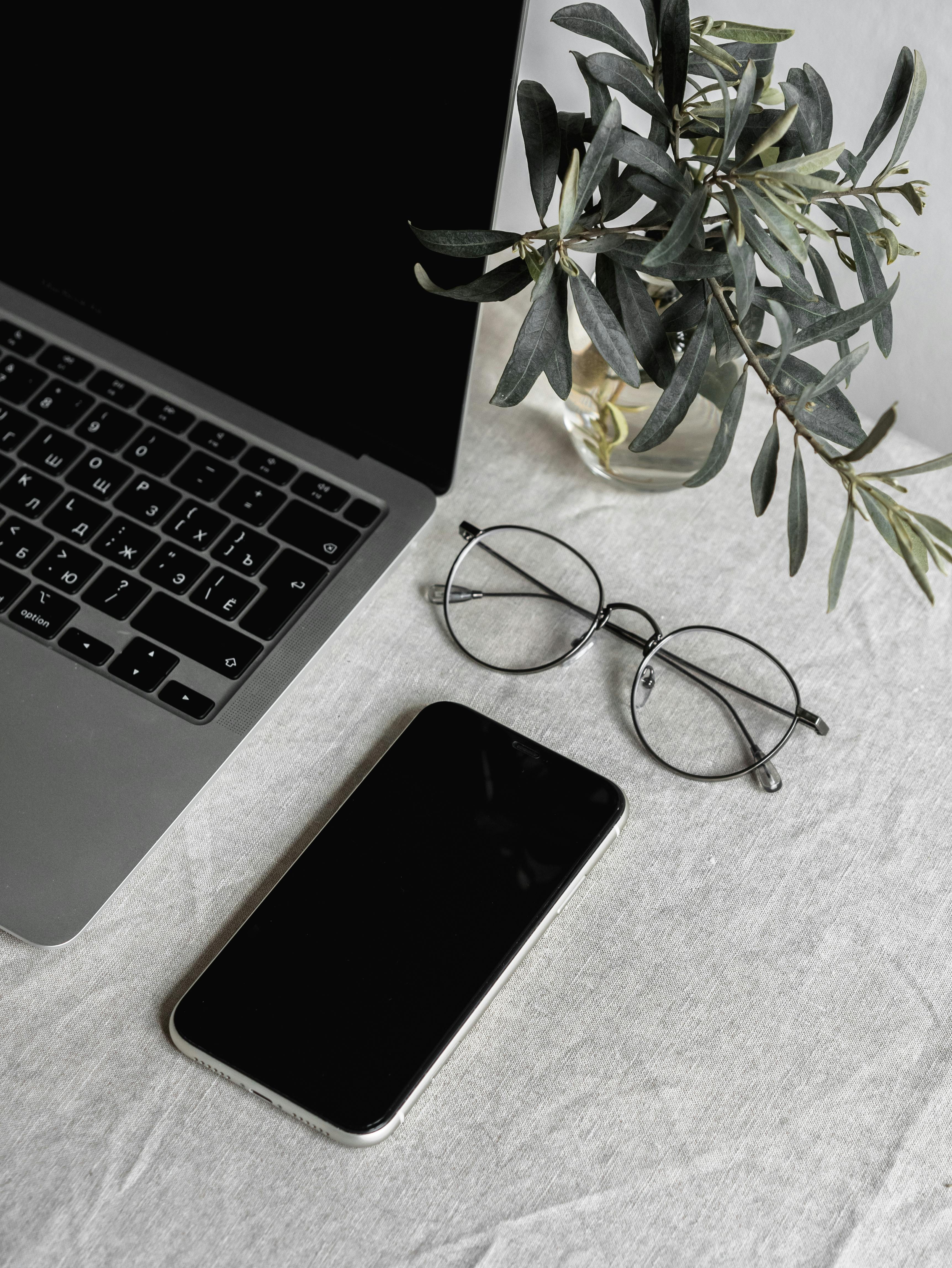 Ein Mobiltelefon auf einem Tisch | Quelle: Pexels