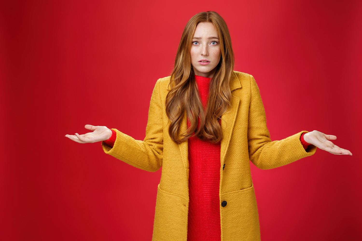 Eine verwirrte Frau | Quelle: Freepik
