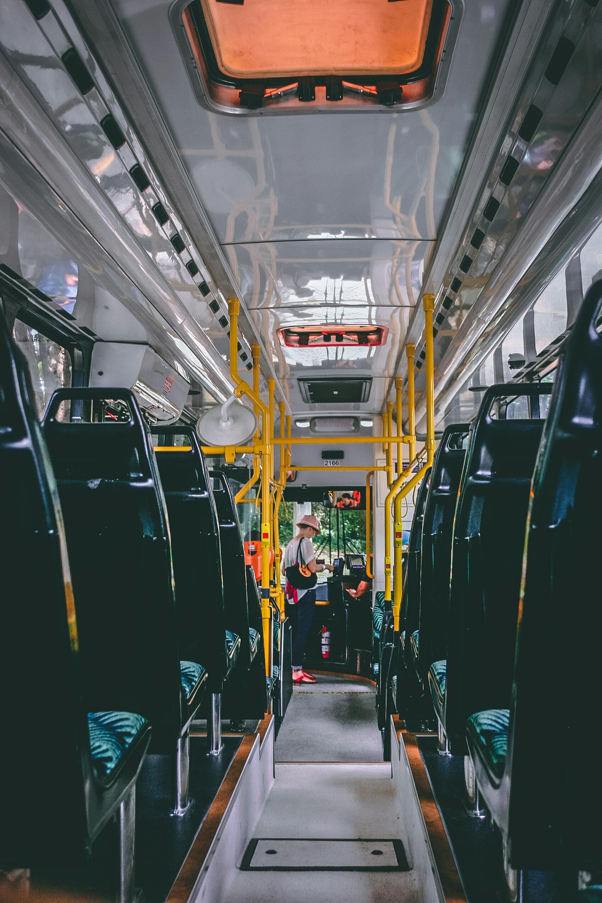 Das Innere eines Busses | Quelle: Pexels