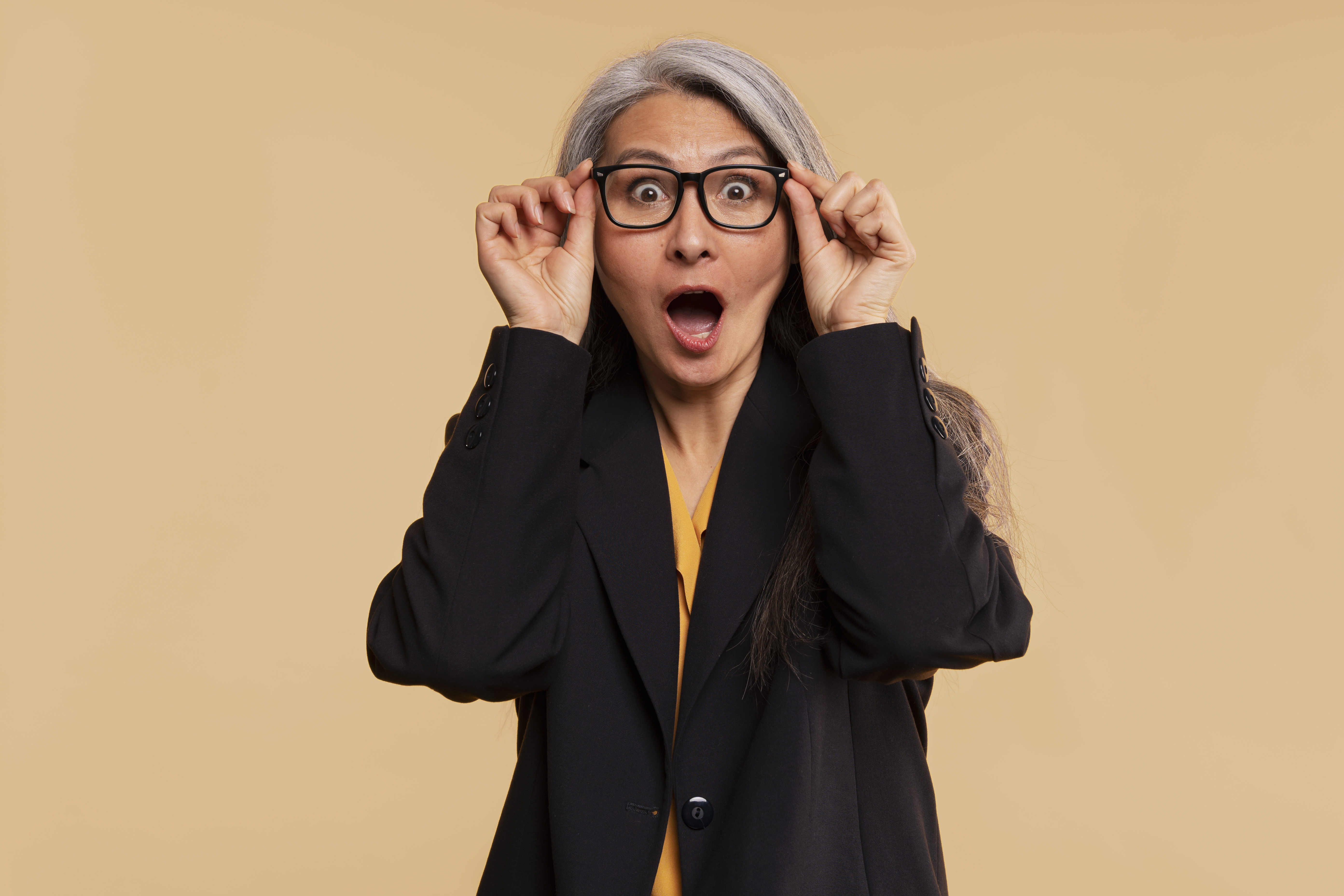 Eine schockierte Frau | Quelle: Freepik