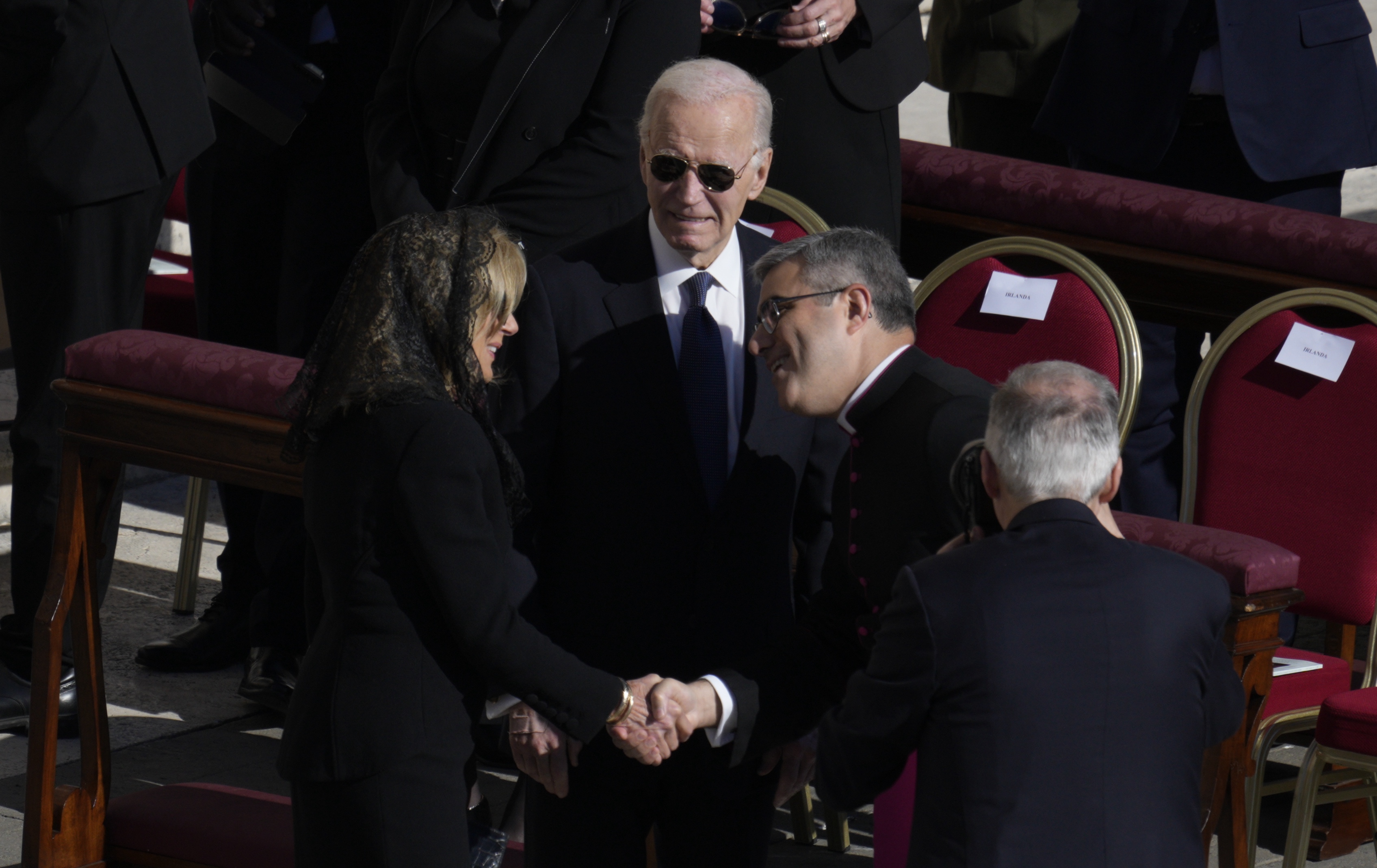 Die ehemaligen US-Präsidenten und First Lady Jill und Joe Biden kommen am 26. April 2025 zur Beerdigung von Papst Franziskus auf dem Petersplatz in Vatikanstadt, Vatikan. | Quelle: Getty Images