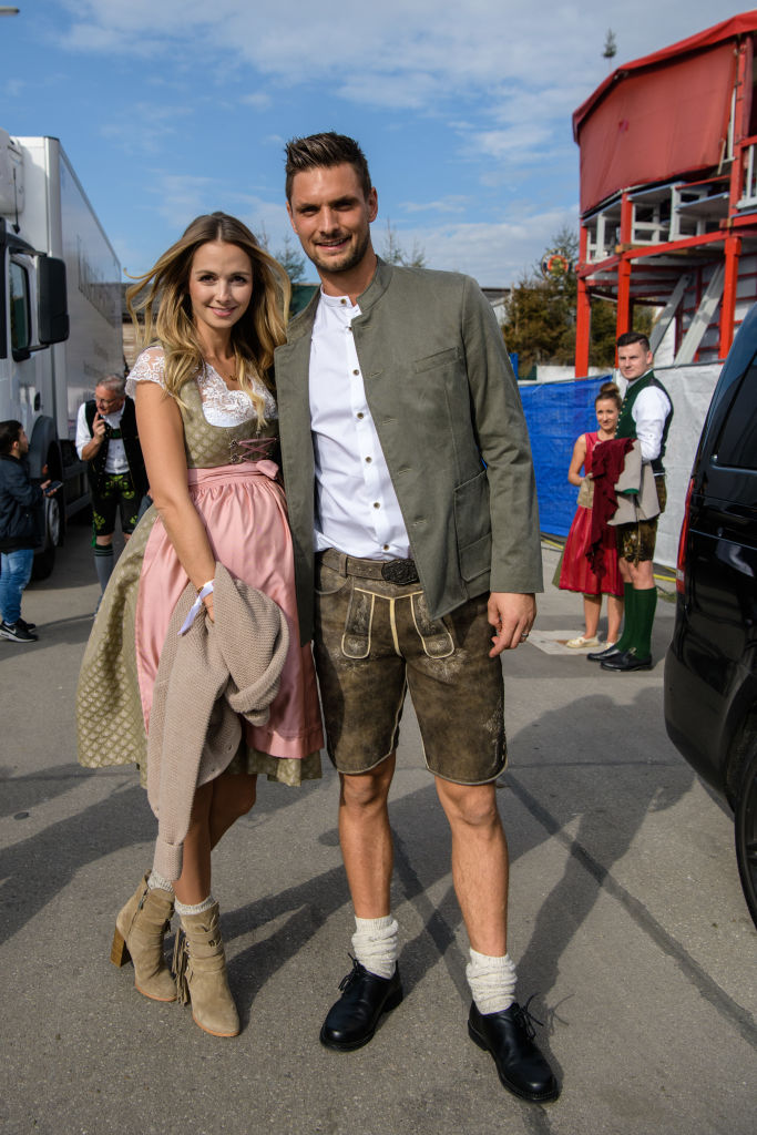 Sven Ulreich vom FC Bayern München und seine Frau Lisa Ulreich verlassen das Kaefer-Zelt auf der Theresienwiese beim Oktoberfest. | Quelle: Getty Images