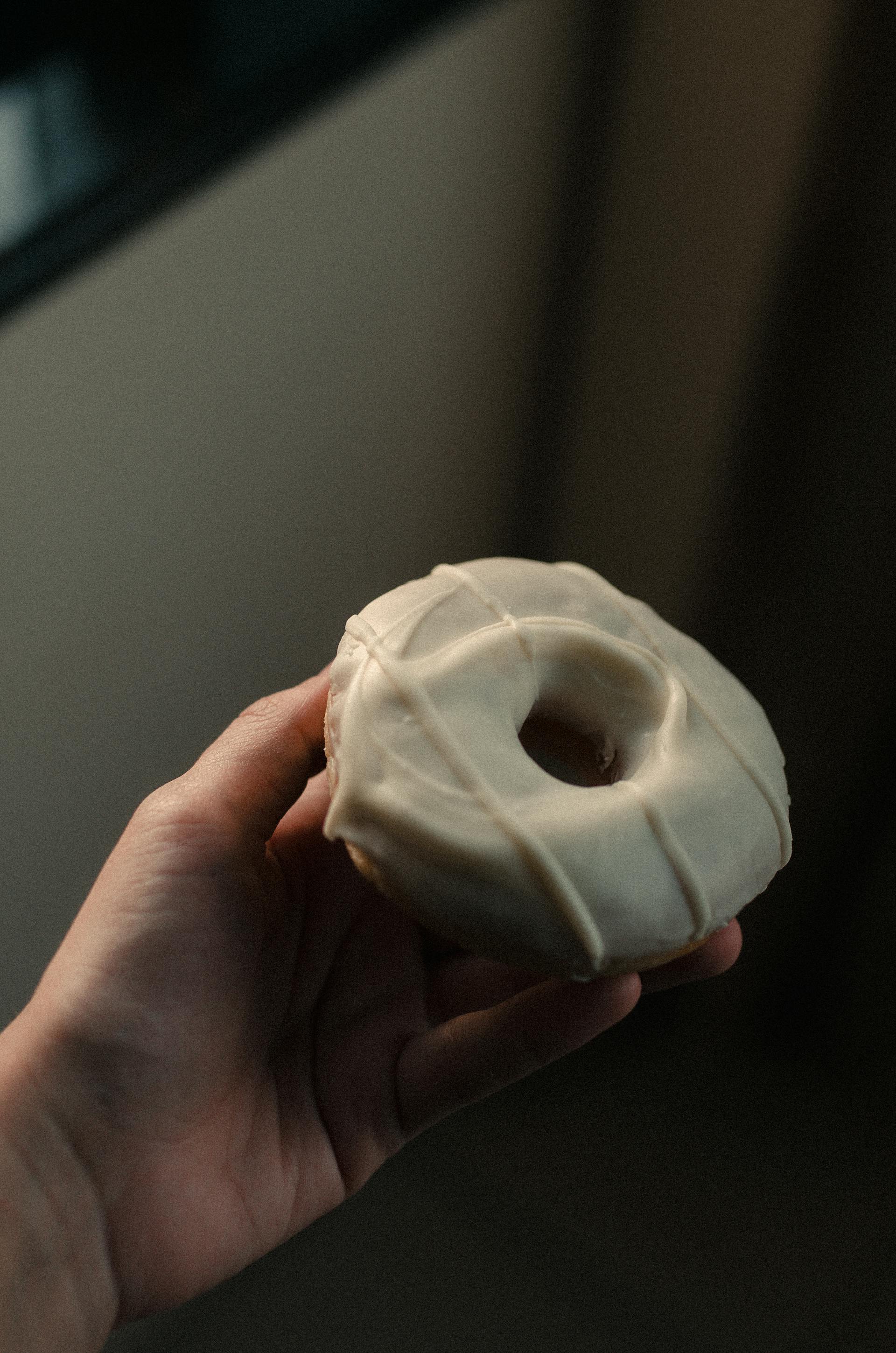 Eine Person hält einen Donut | Quelle: Pexels