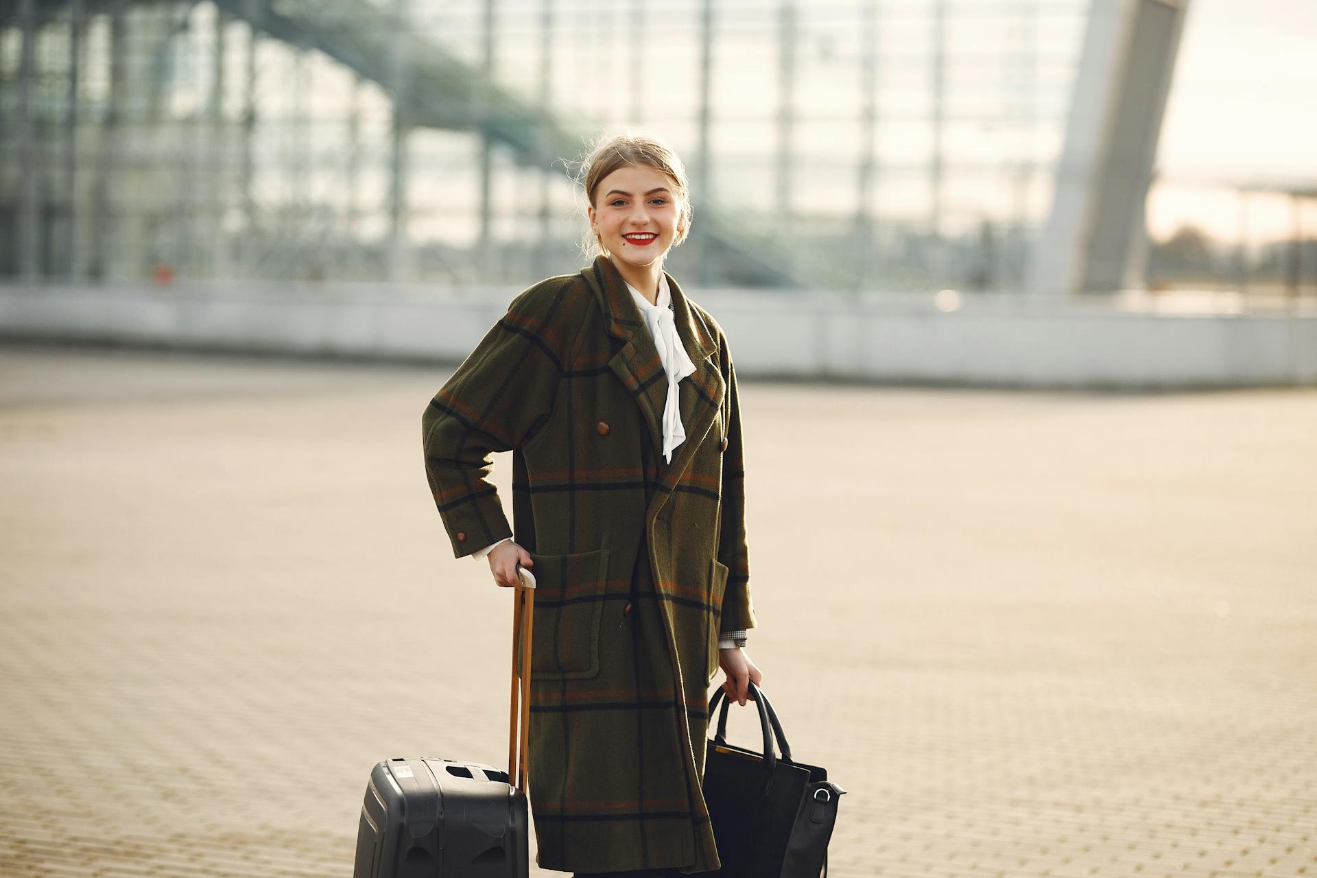 Eine glückliche Frau am Flughafen | Quelle: Pexels