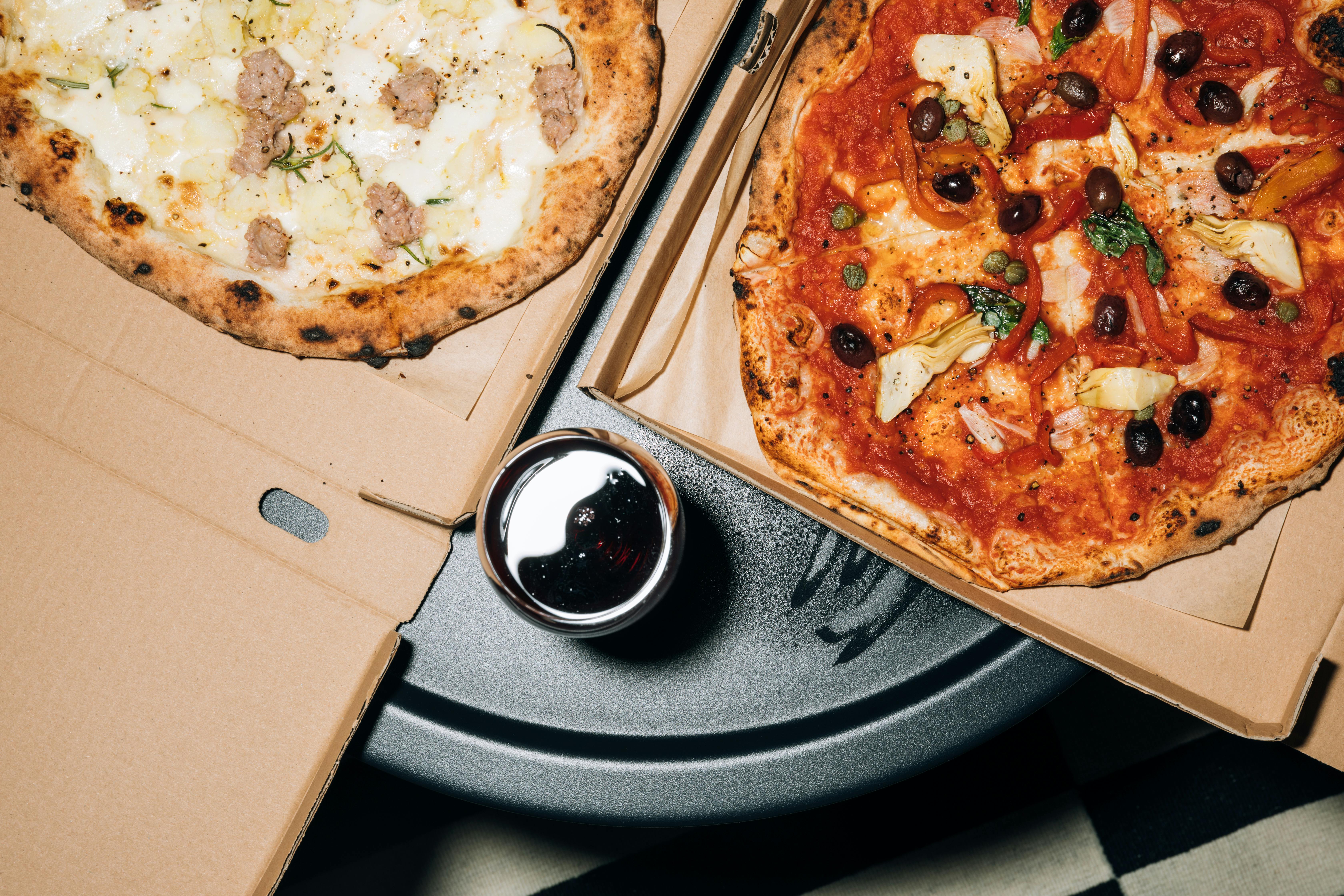 Pizzakartons auf einem Tisch | Quelle: Midjourney