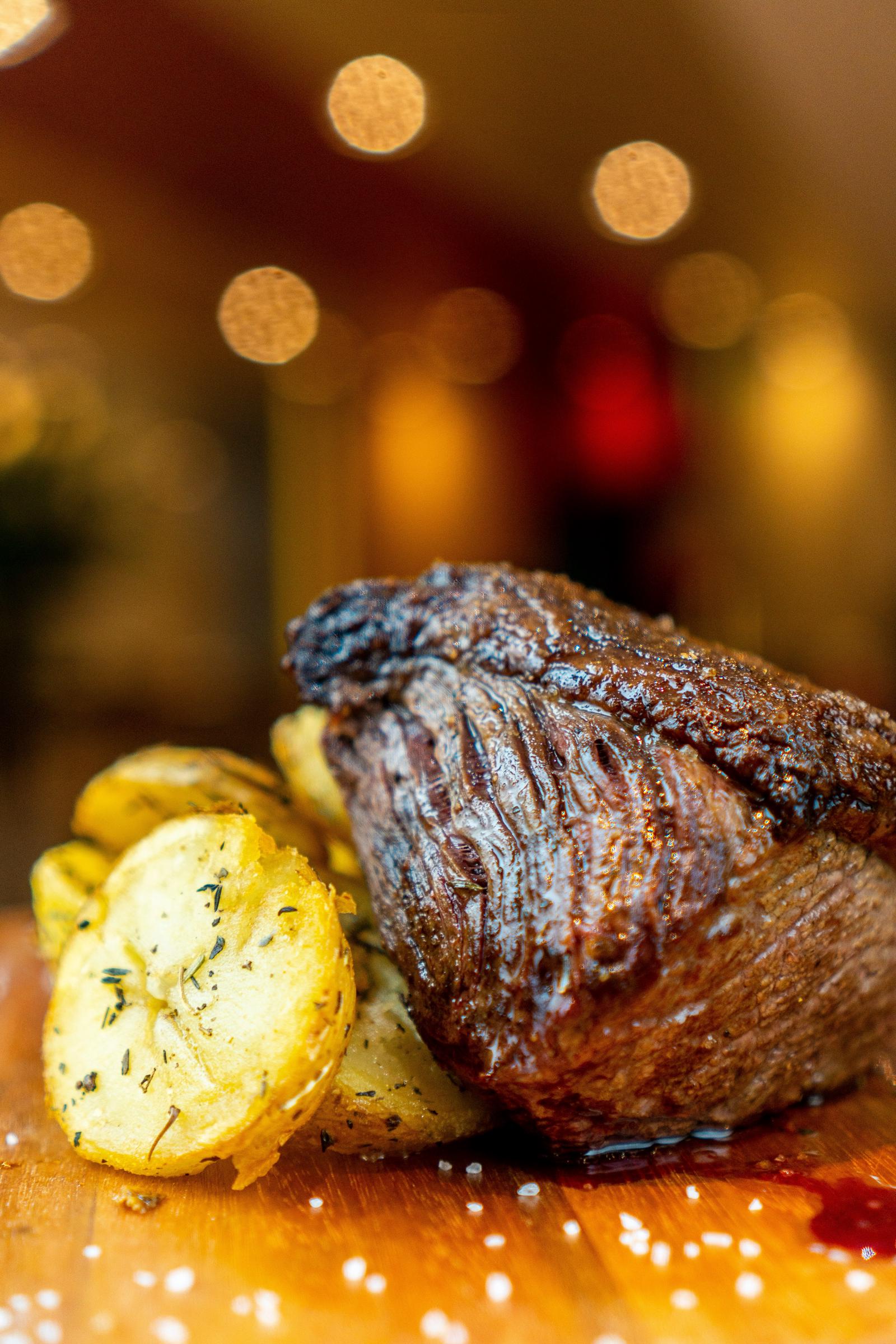Essen auf einem Holzbrett | Quelle: Unsplash