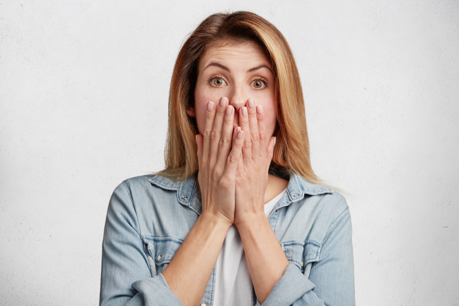 Eine erschütterte Frau | Quelle: Freepik