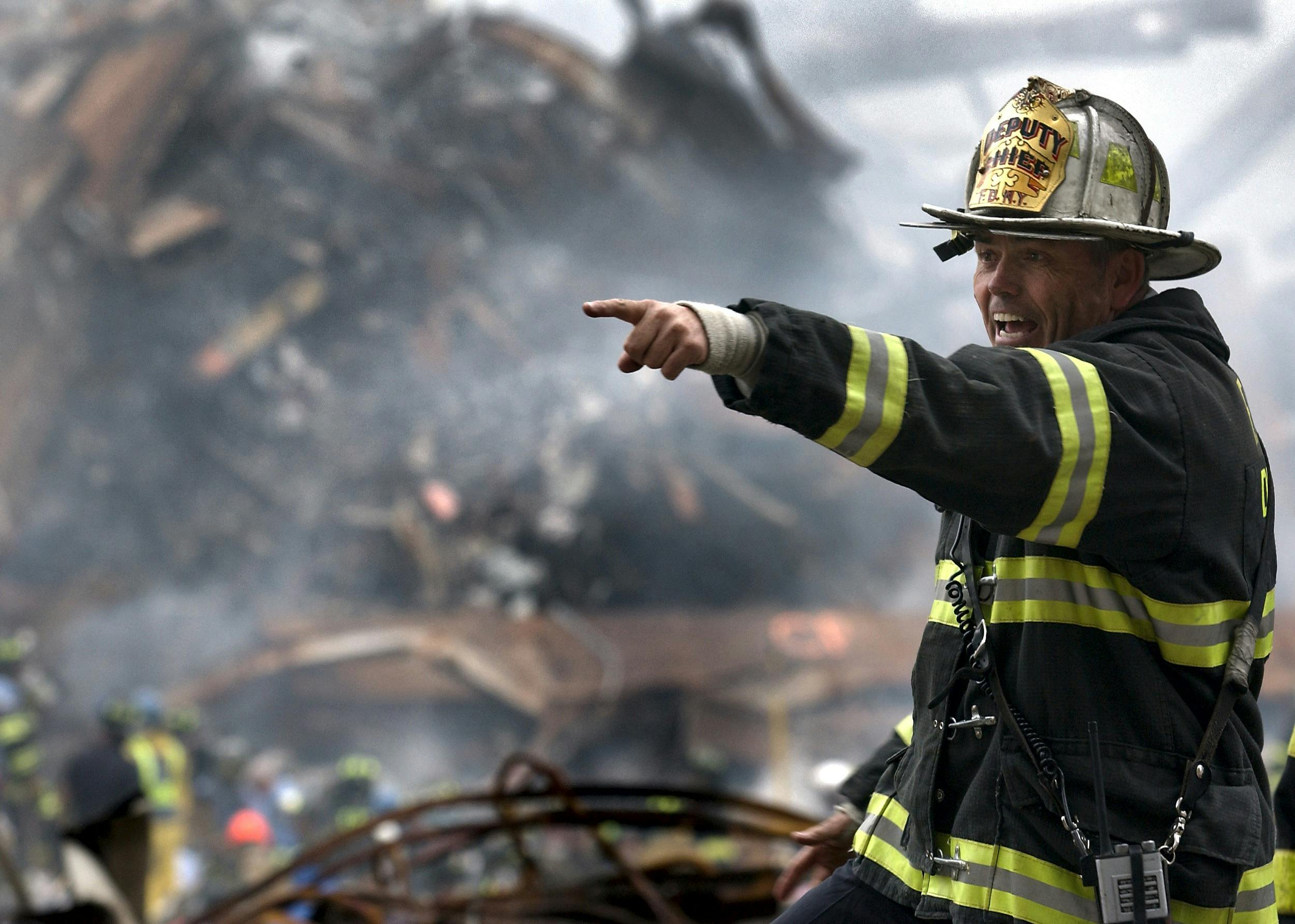 Ein Feuerwehrmann am Einsatzort | Quelle: Pexels