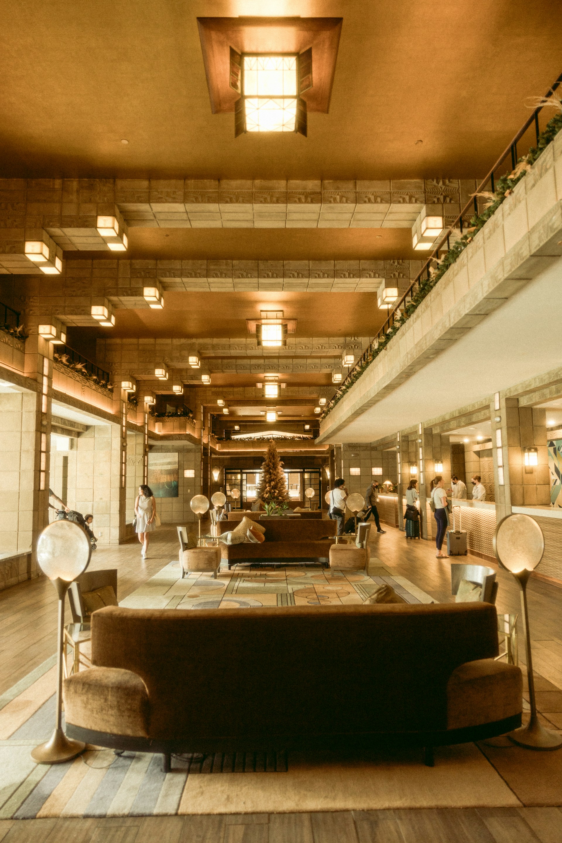 Menschen in einer Hotellobby | Quelle: Unsplash
