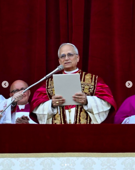 Papst Leo bei der Erteilung des Segens Urbi et Orbi. | Quelle: Instagram/vaticannews