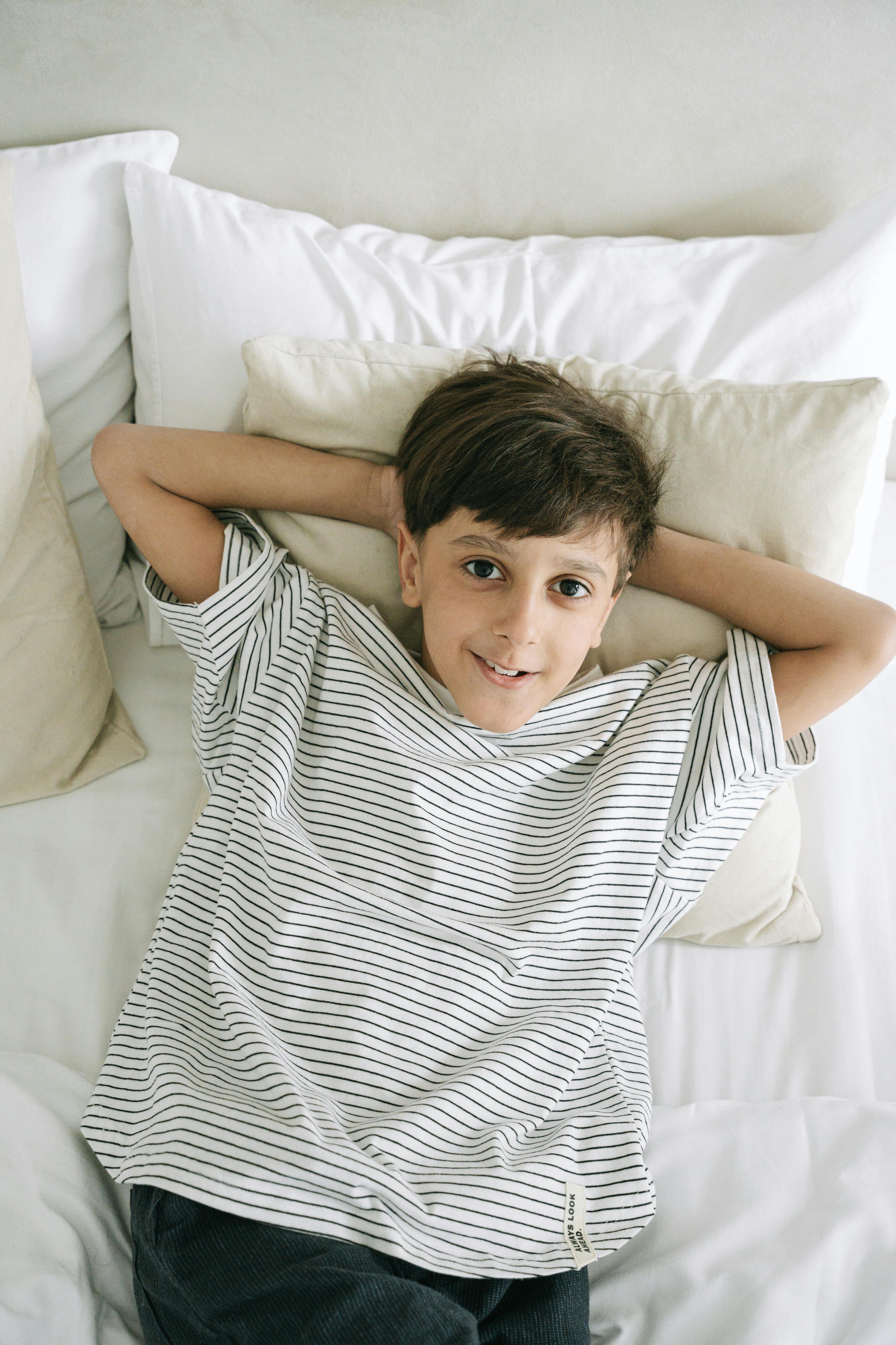 Ein Junge liegt im Bett | Quelle: Pexels