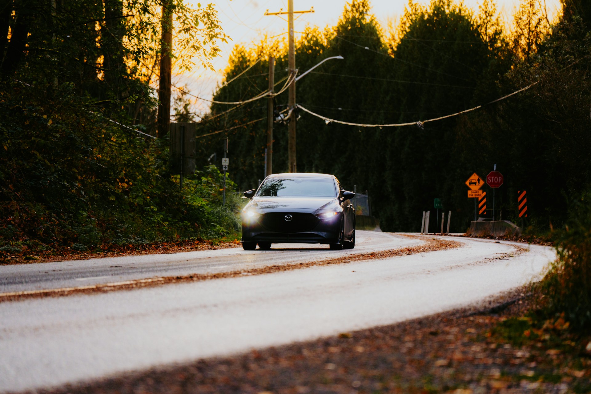 Ein Auto auf der Straße | Quelle: Unsplash
