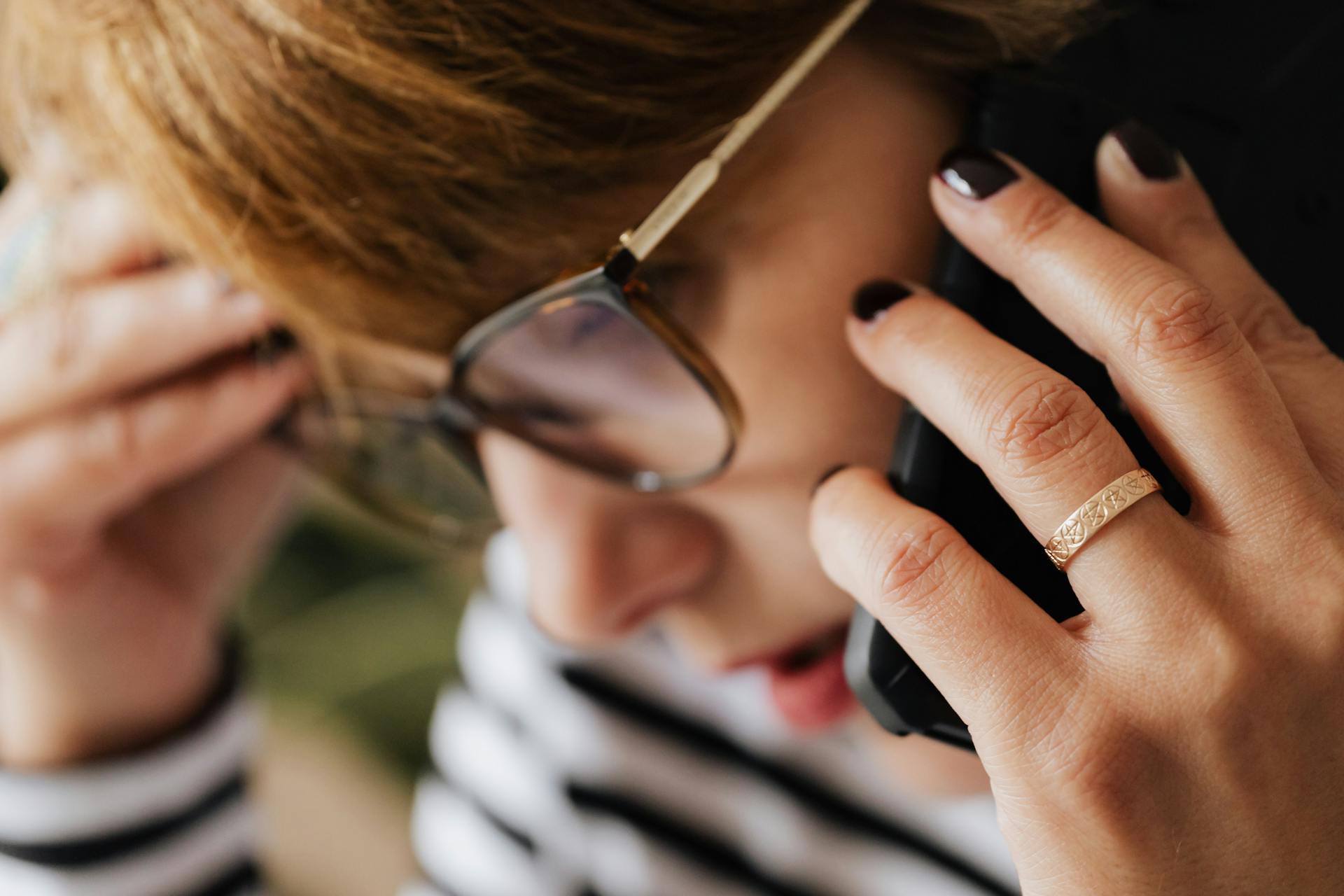 Eine Frau, die in ihr Telefon spricht | Quelle: Pexels