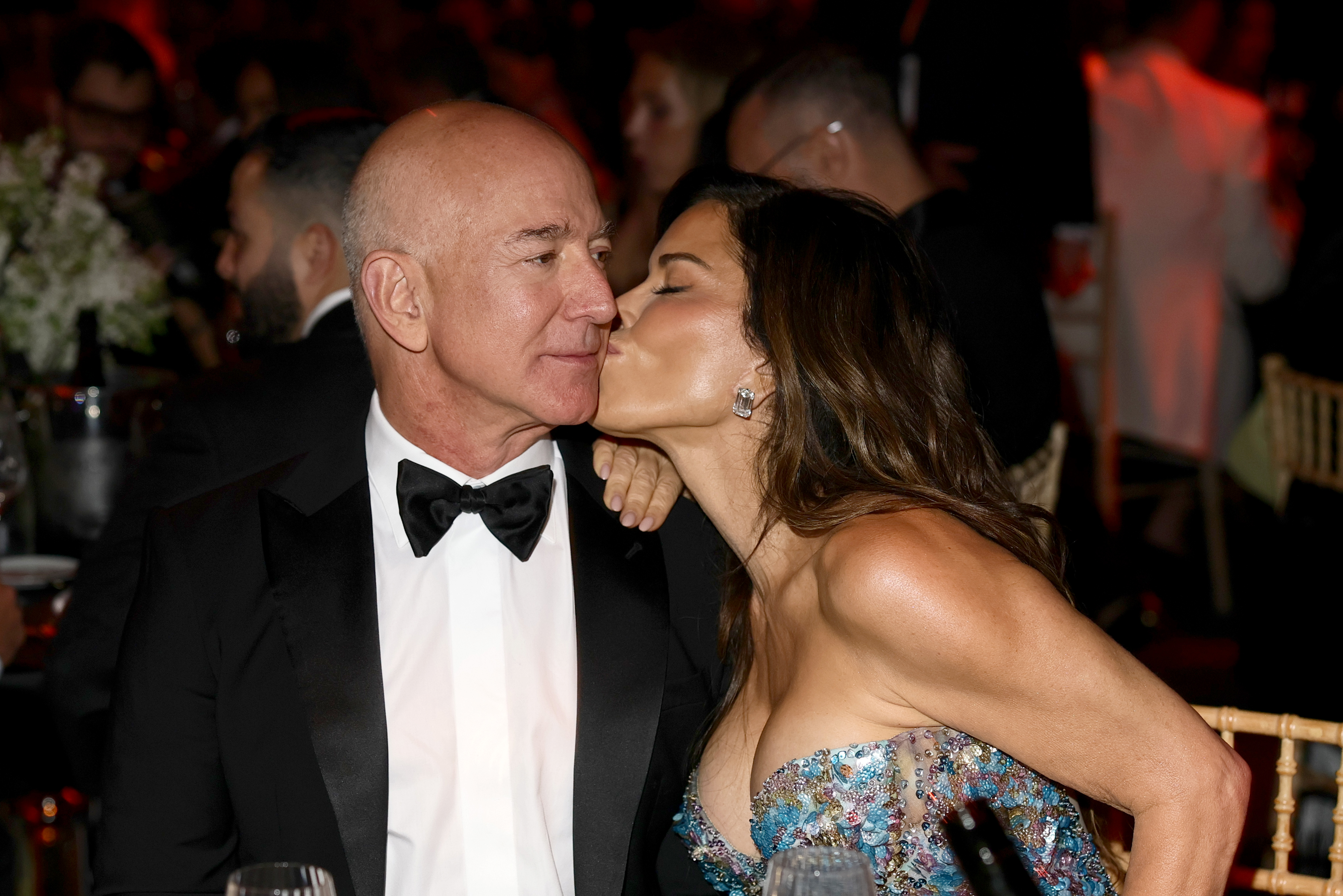 Lauren Sanchez küsst Jeff Bezos auf die Wange während der amfAR-Gala Cannes 2025 im Hotel du Cap-Eden-Roc am 22. Mai 2025 in Cap d'Antibes, Frankreich | Quelle: Getty Images