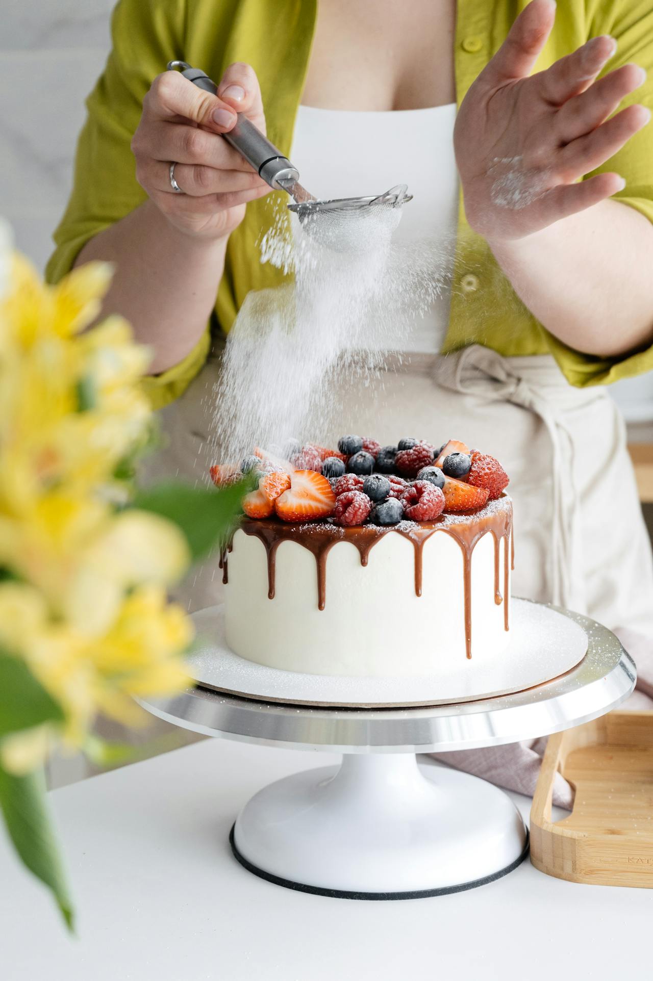 Eine Frau beim Verzieren einer Torte | Quelle: Pexels