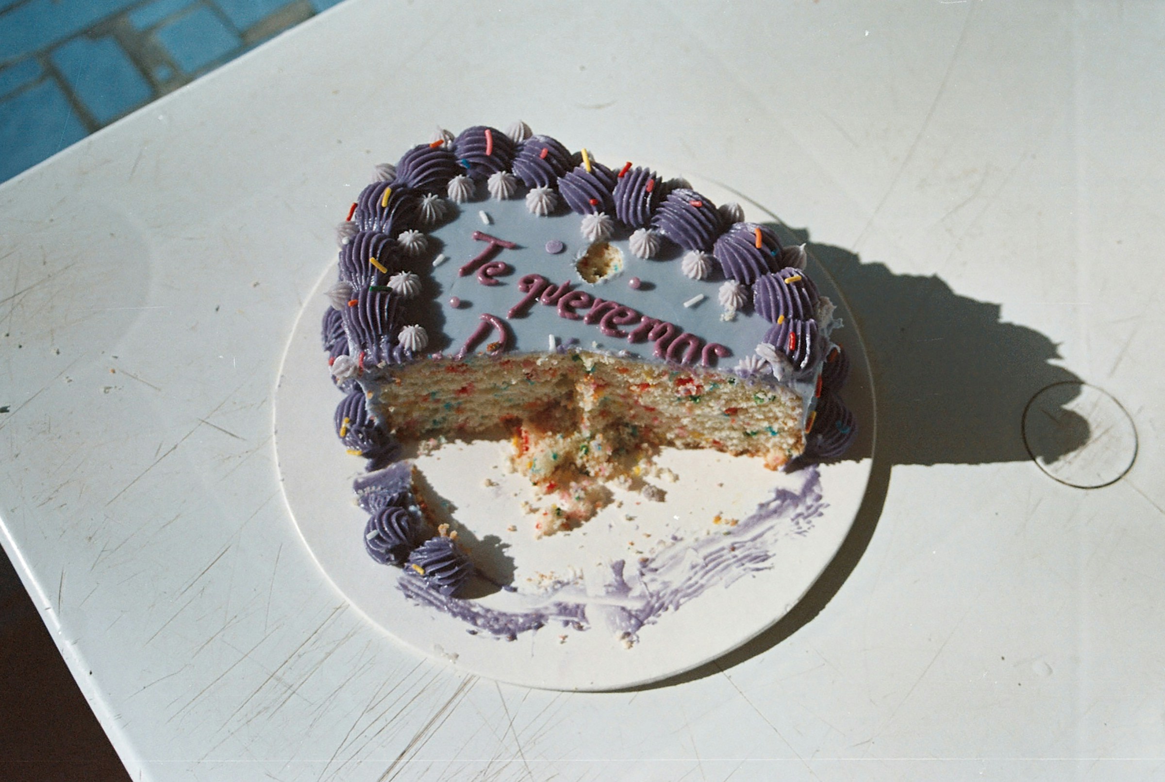 Ein halb aufgegessener Kuchen, der auf einem Tisch steht | Quelle: Unsplash