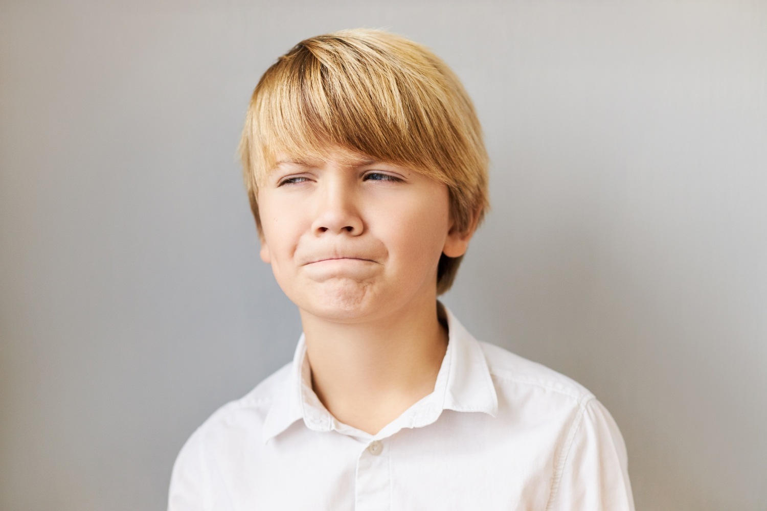 Ein besorgter Junge | Quelle: Freepik
