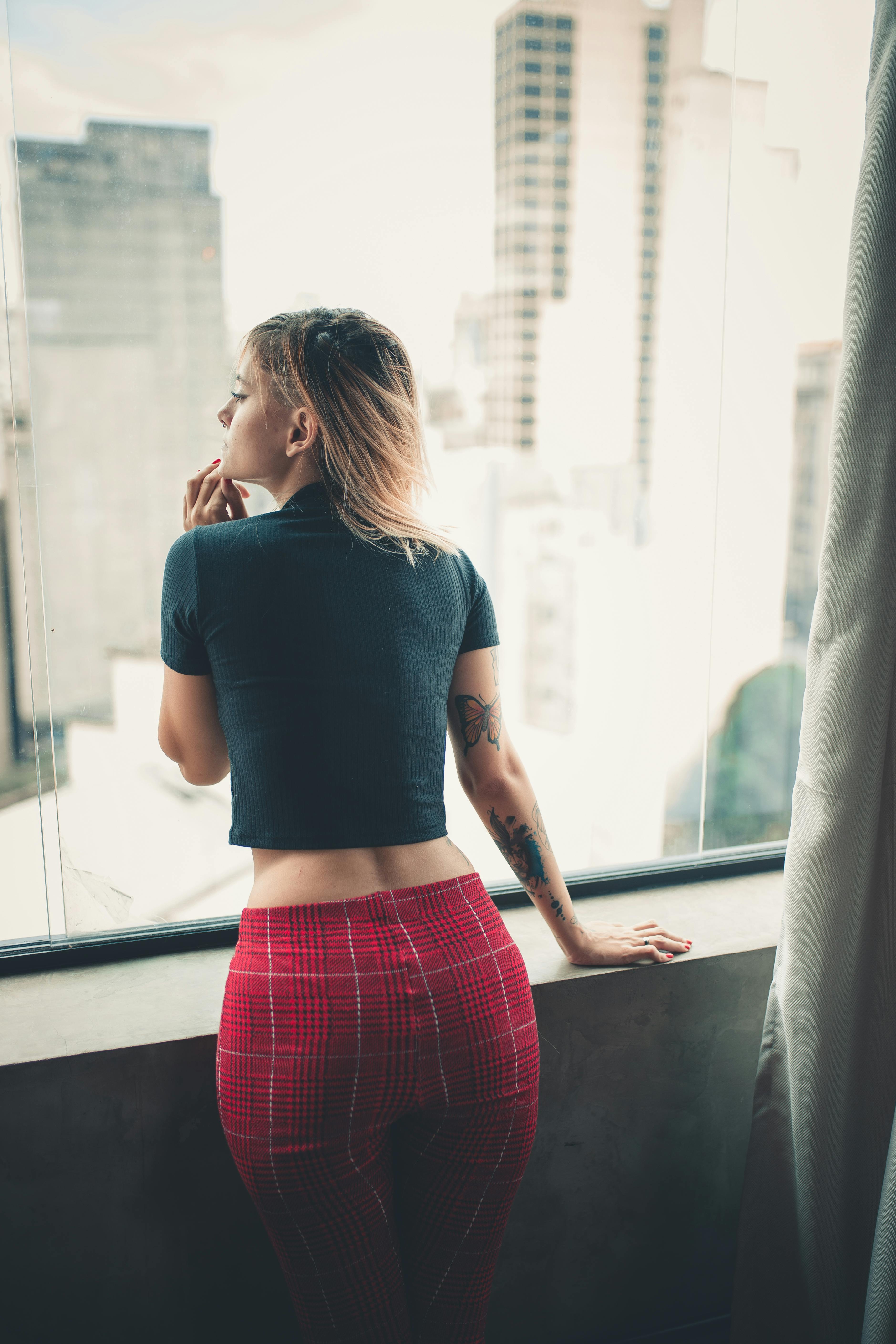 Eine Frau schaut aus dem Fenster | Quelle: Pexels