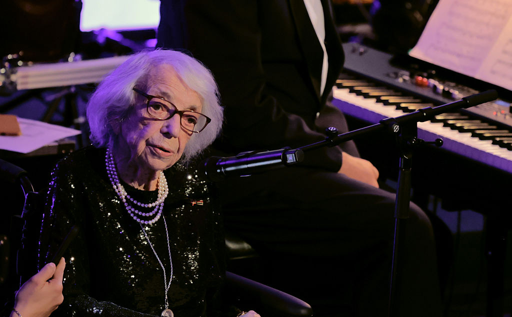 Margot Friedländer, Zeitzeugin und Holocaust-Überlebende, spricht auf der Bühne des 72. Bundespresseballs „Für die Freiheit der Presse“ im Hotel Adlon Kempinski, Berlin | Quelle: Getty Images