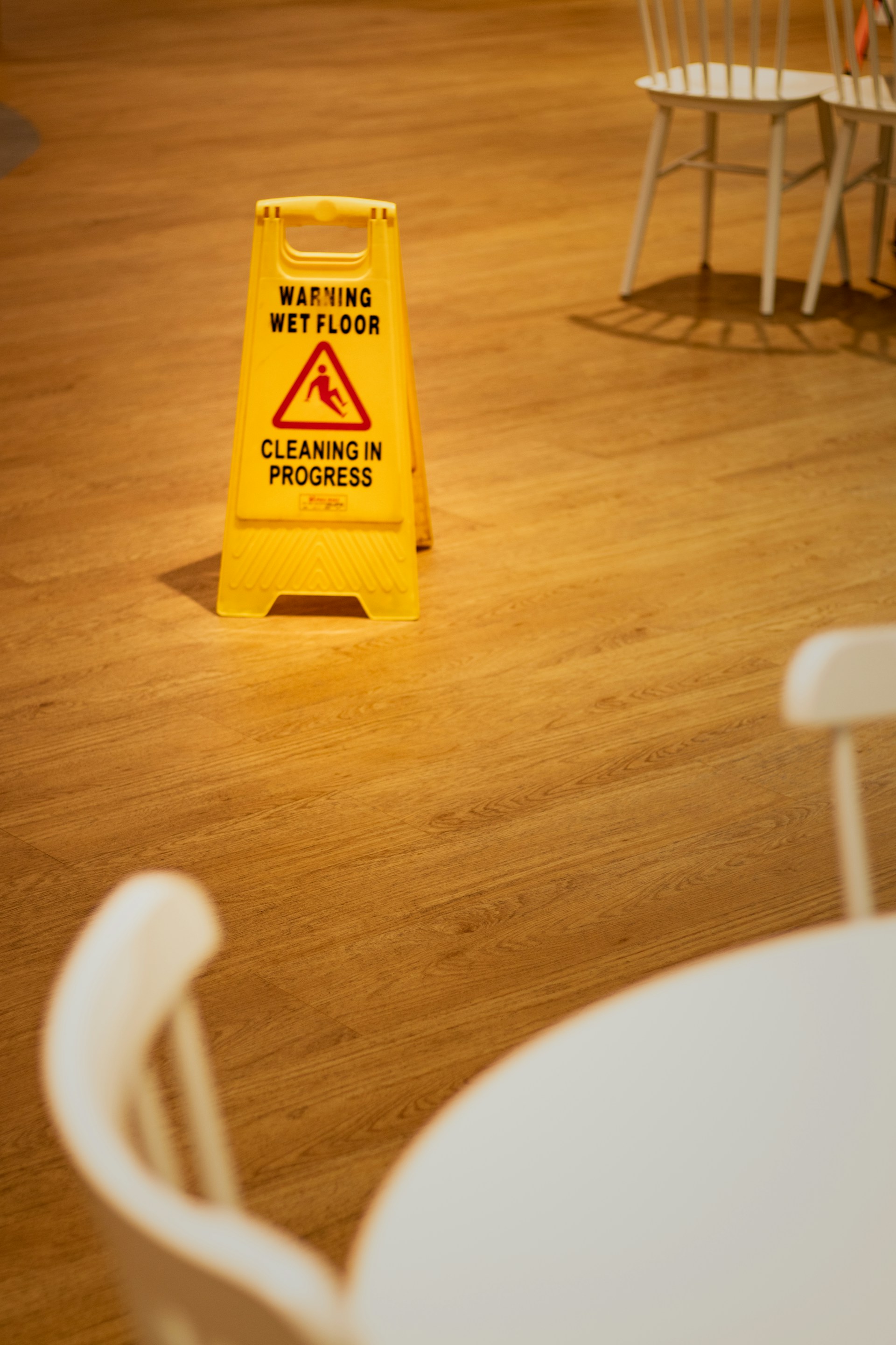 Ein Warnschild auf einem Boden | Quelle: Unsplash