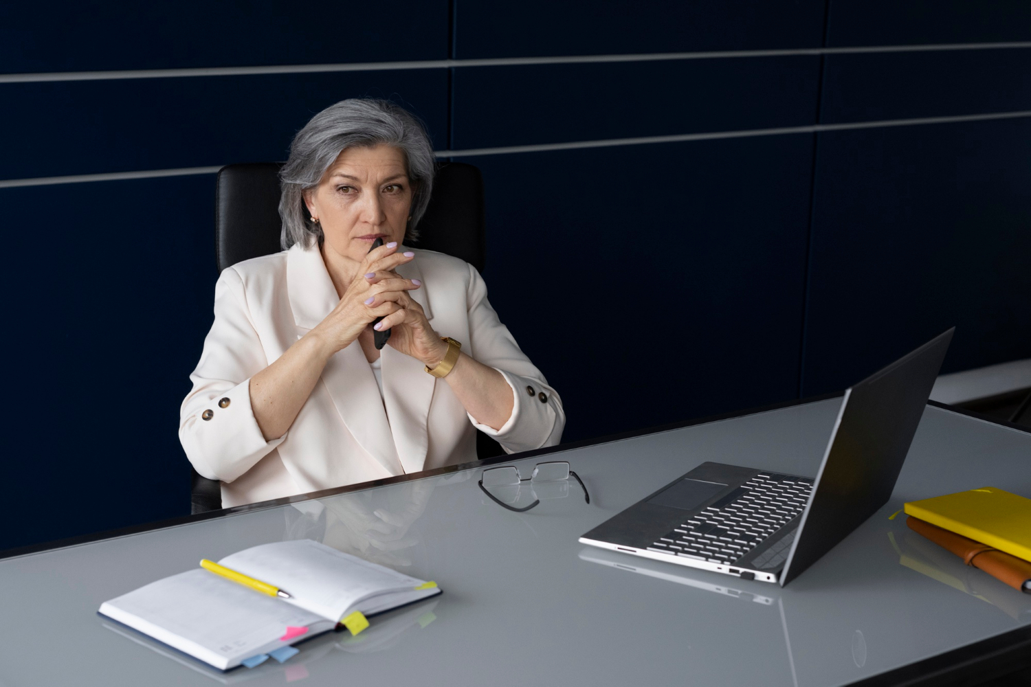 Eine genervte Geschäftsfrau sitzt in ihrem Büro | Quelle: Freepik