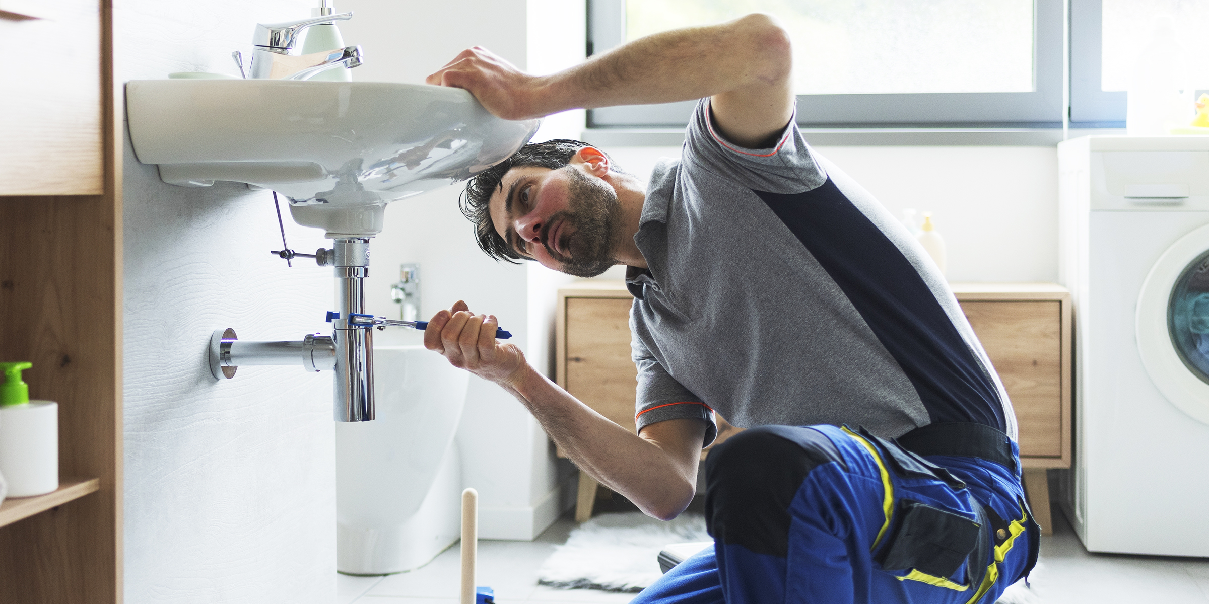 Ein Klempner repariert ein Rohr | Quelle: Shutterstock