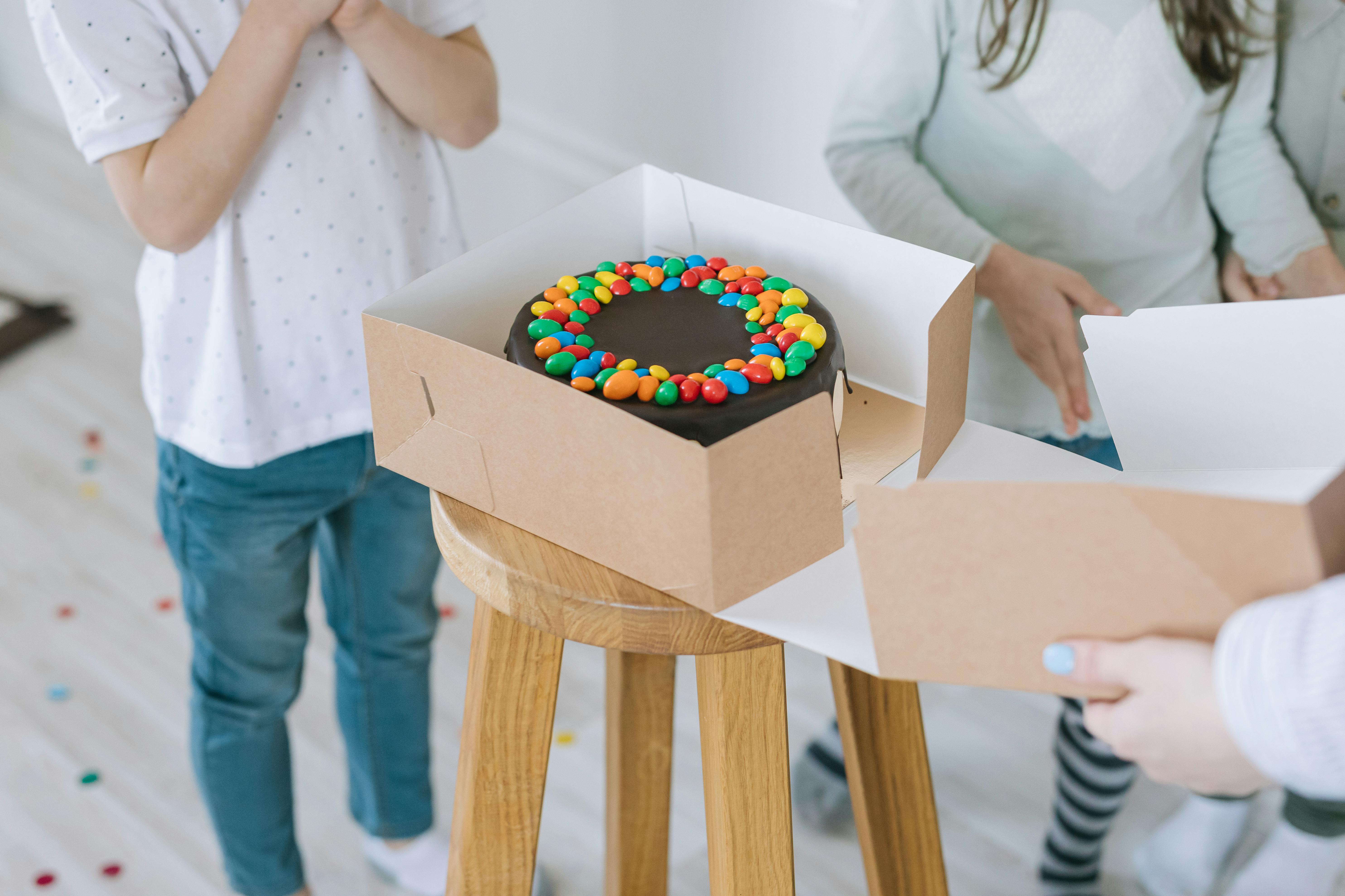 Ein Kuchen in einer Schachtel | Quelle: Pexels