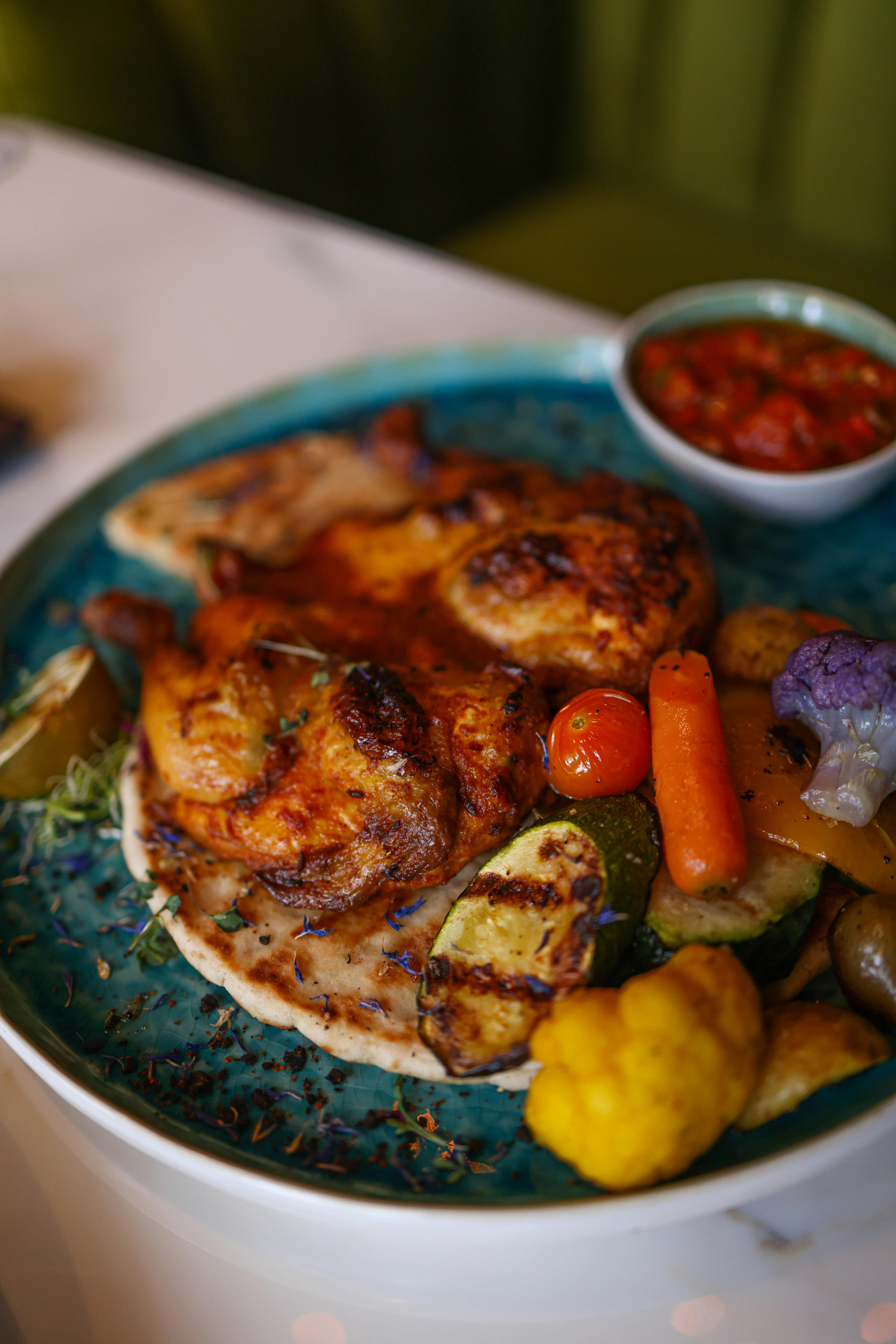 Ein Teller mit gebratenem Huhn und Gemüse | Quelle: Pexels
