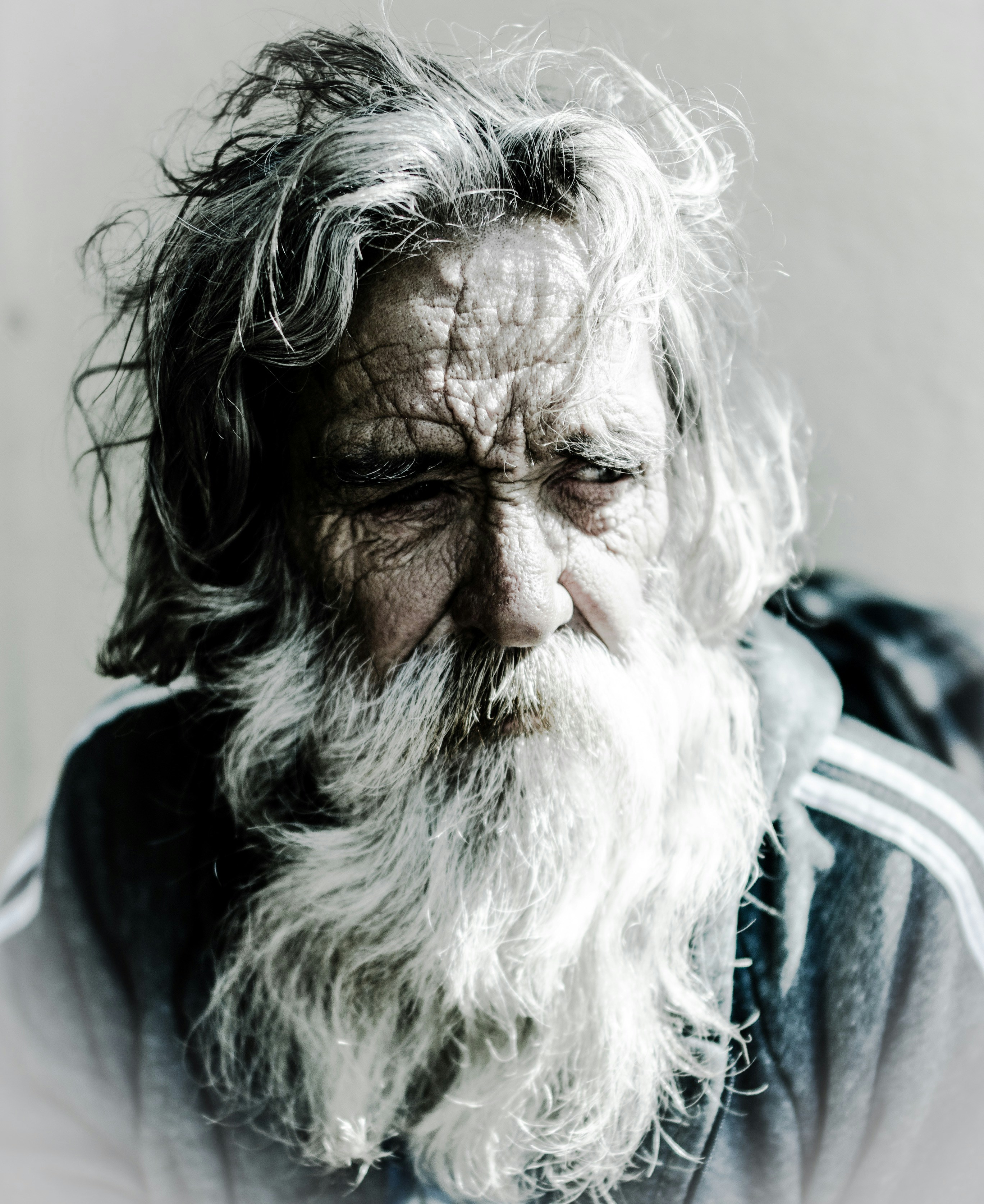 Ein trauriger obdachloser Mann | Quelle: Unsplash