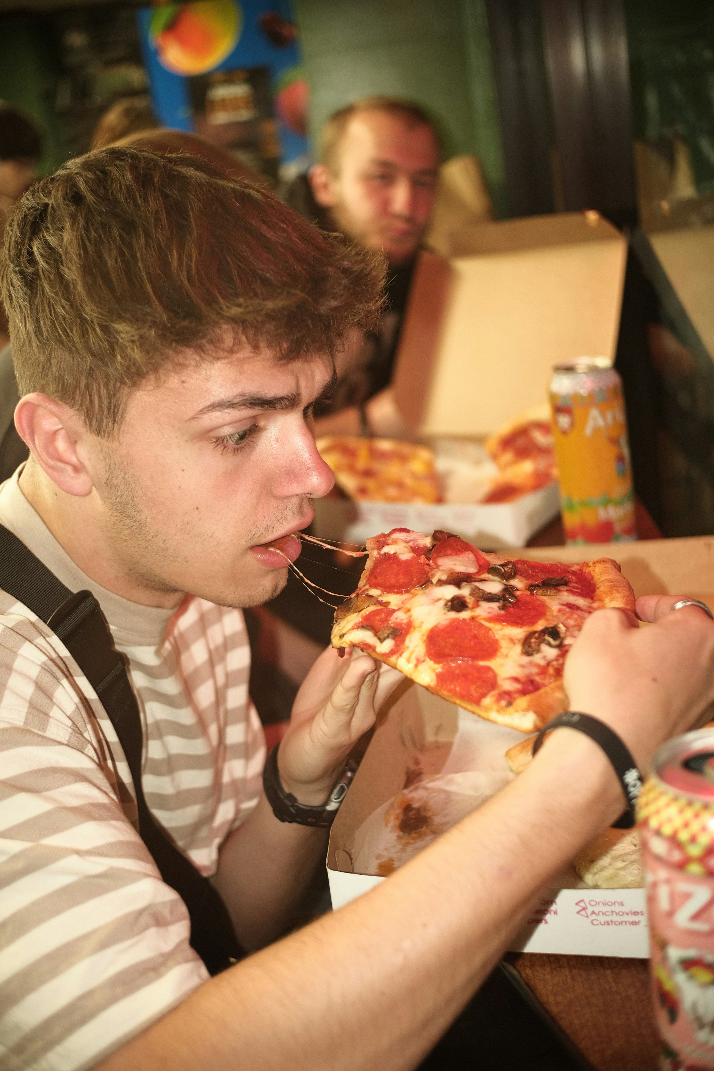 Mann isst Pizza | Quelle: Unsplash