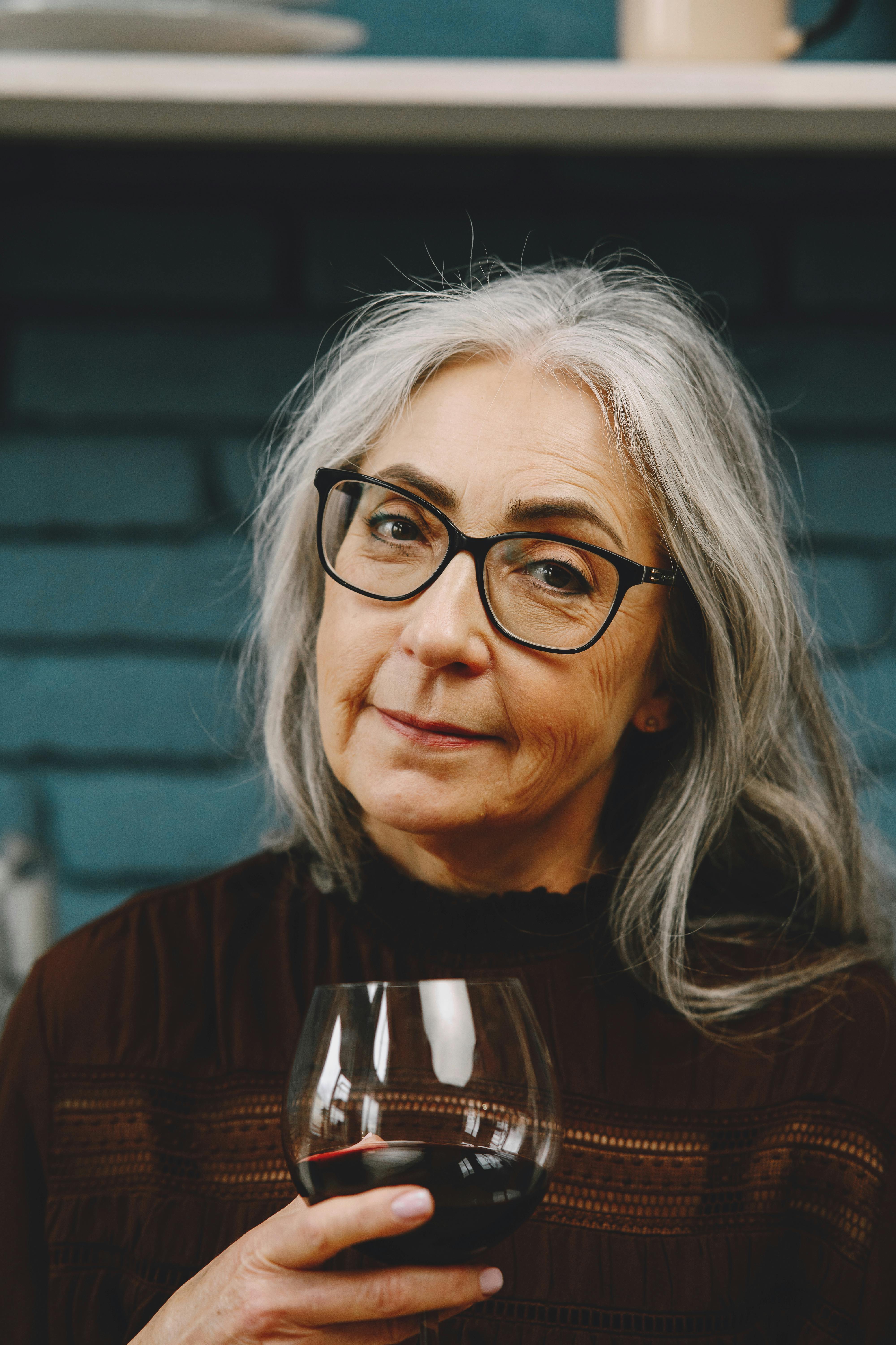 Eine ernste Frau, die Wein trinkt | Quelle: Pexels