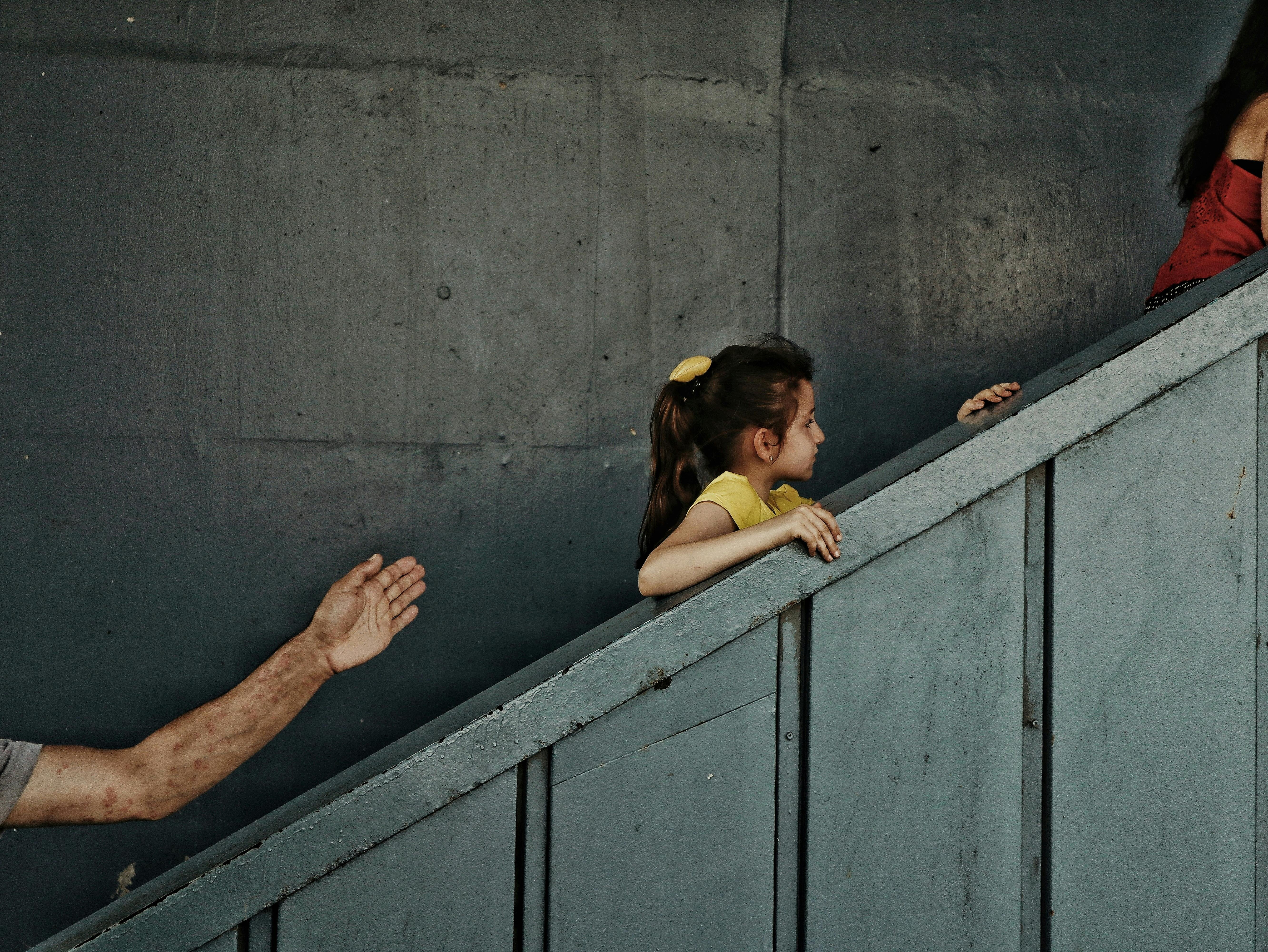 Kinder werden die Treppe hinaufgeführt | Quelle: Pexels