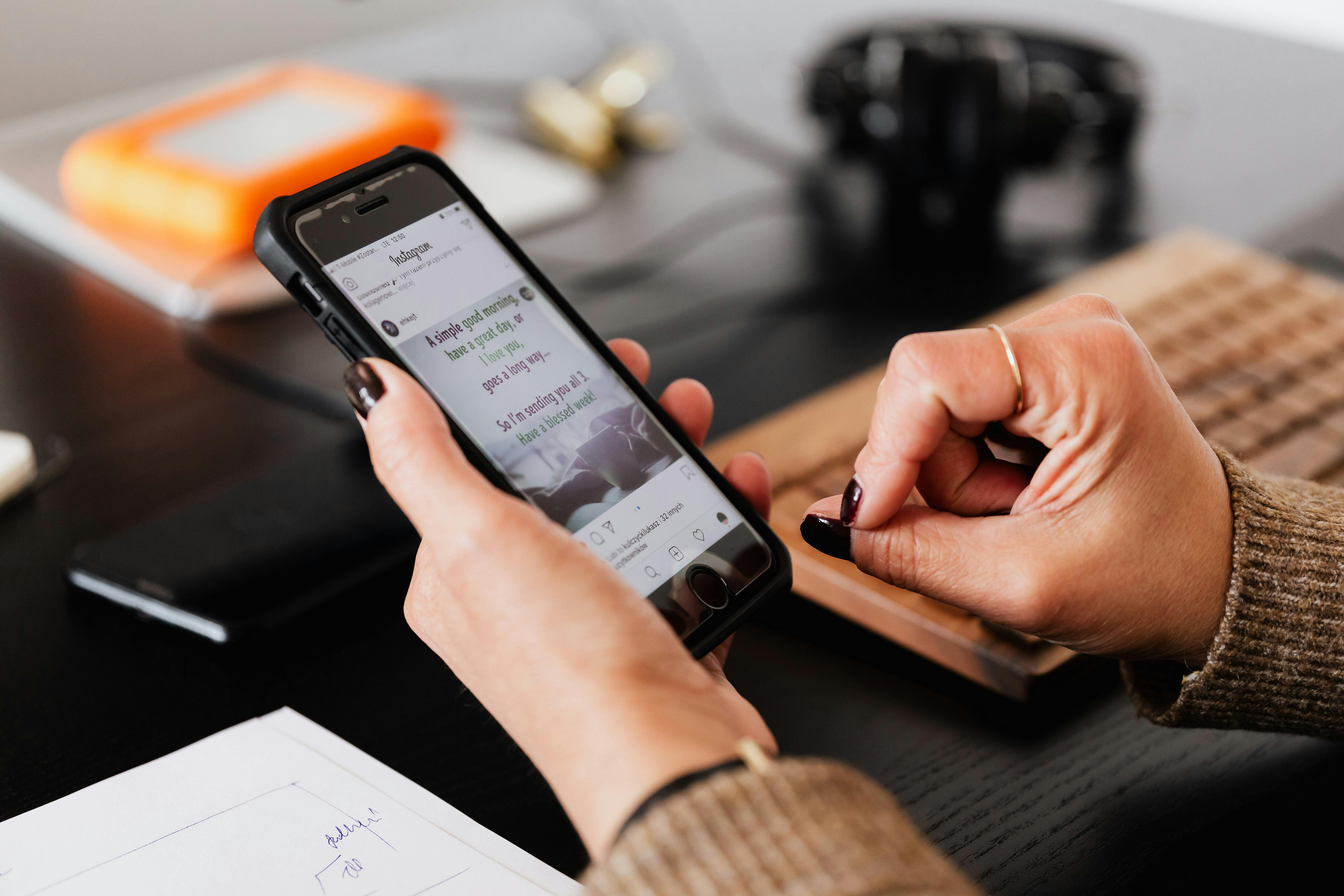 Eine Person, die ihr Smartphone benutzt | Quelle: Pexels