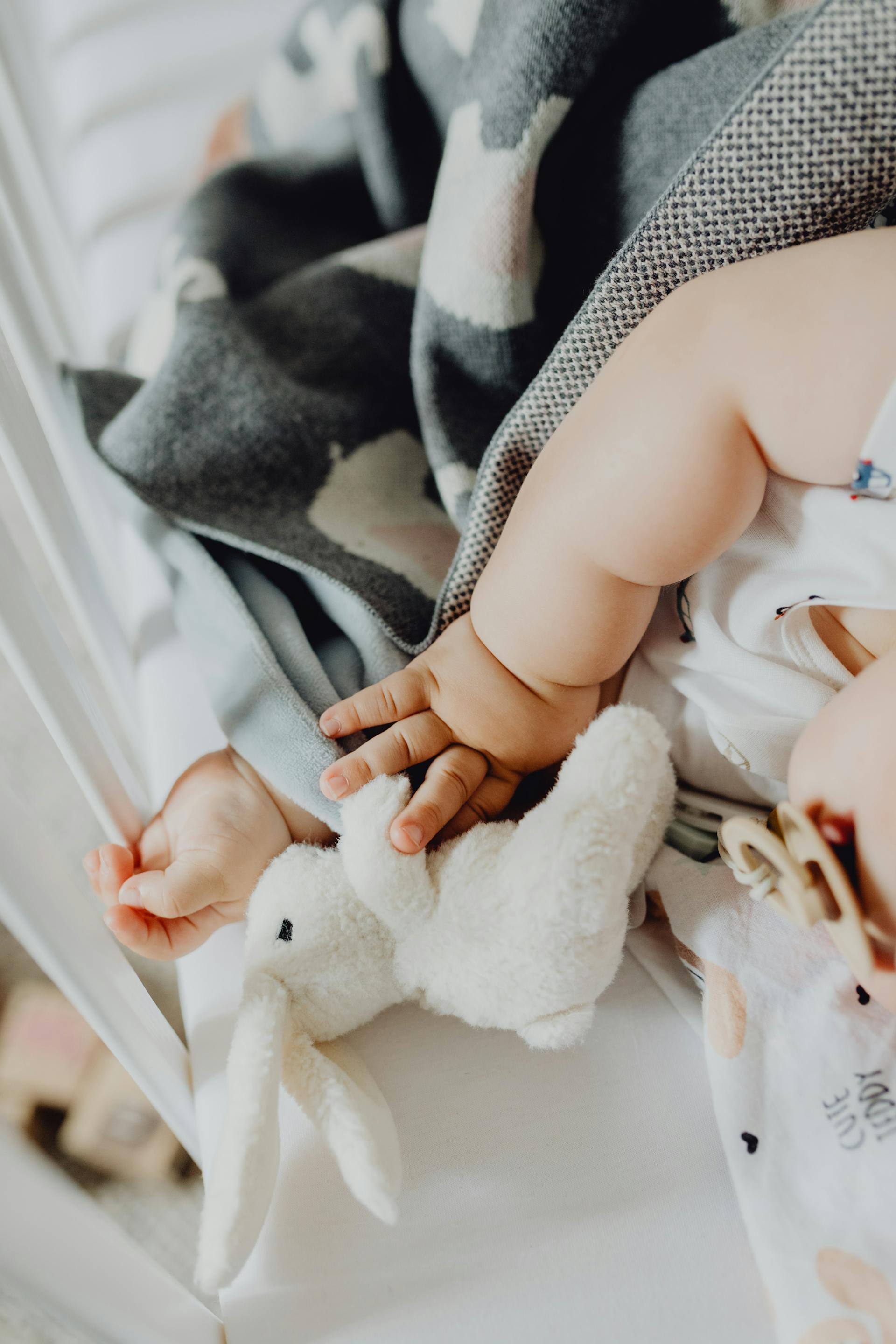 Eine Nahaufnahme eines Babys, das in einem Kinderbett liegt | Quelle: Pexels